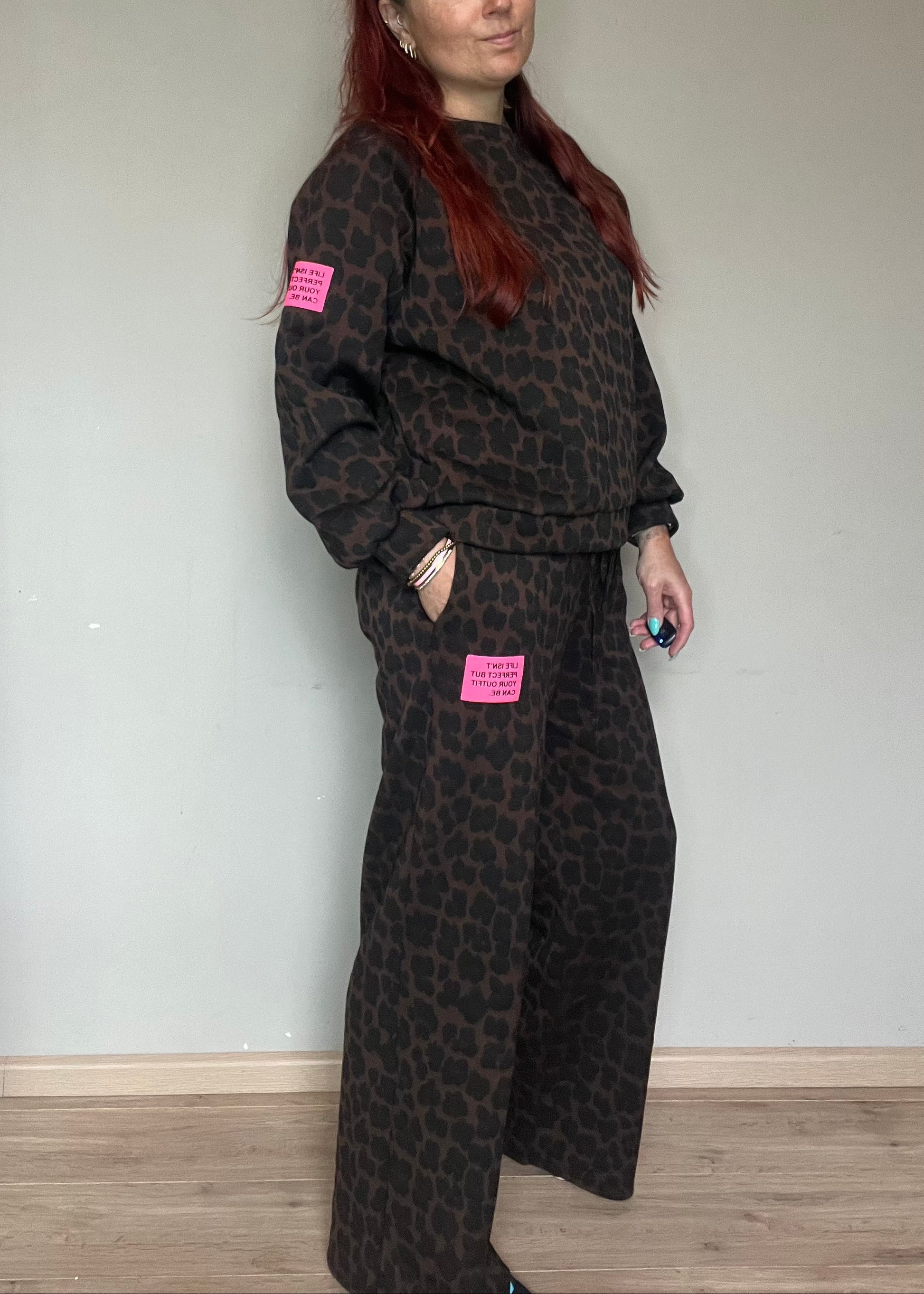 Dames panterprint comfyset met wijde broek en sweater in beige of choco van Piek Fashion