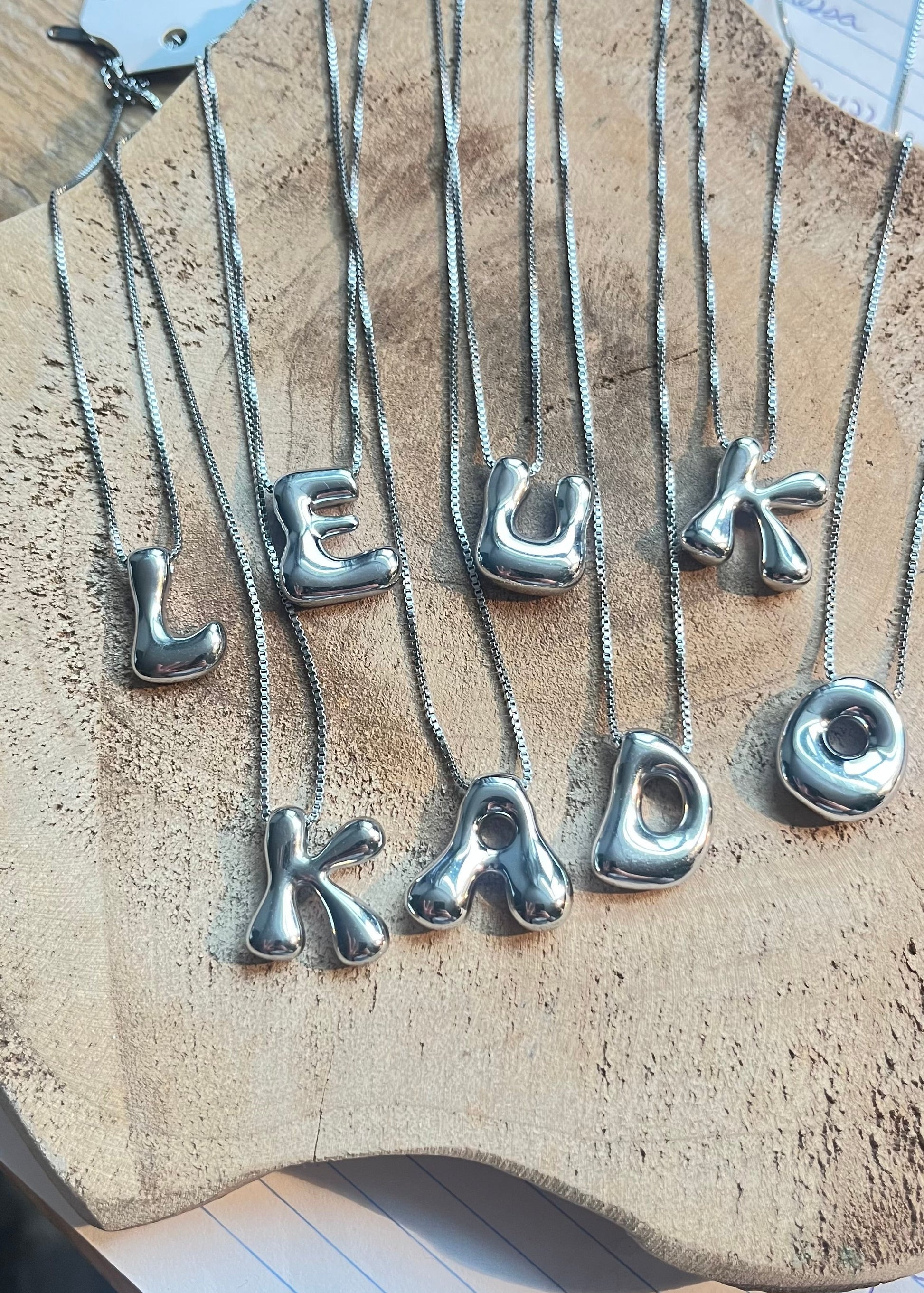 Stainless steel ketting met letter initialen hanger in bubble vorm in goud of zilver van Piek Fashion