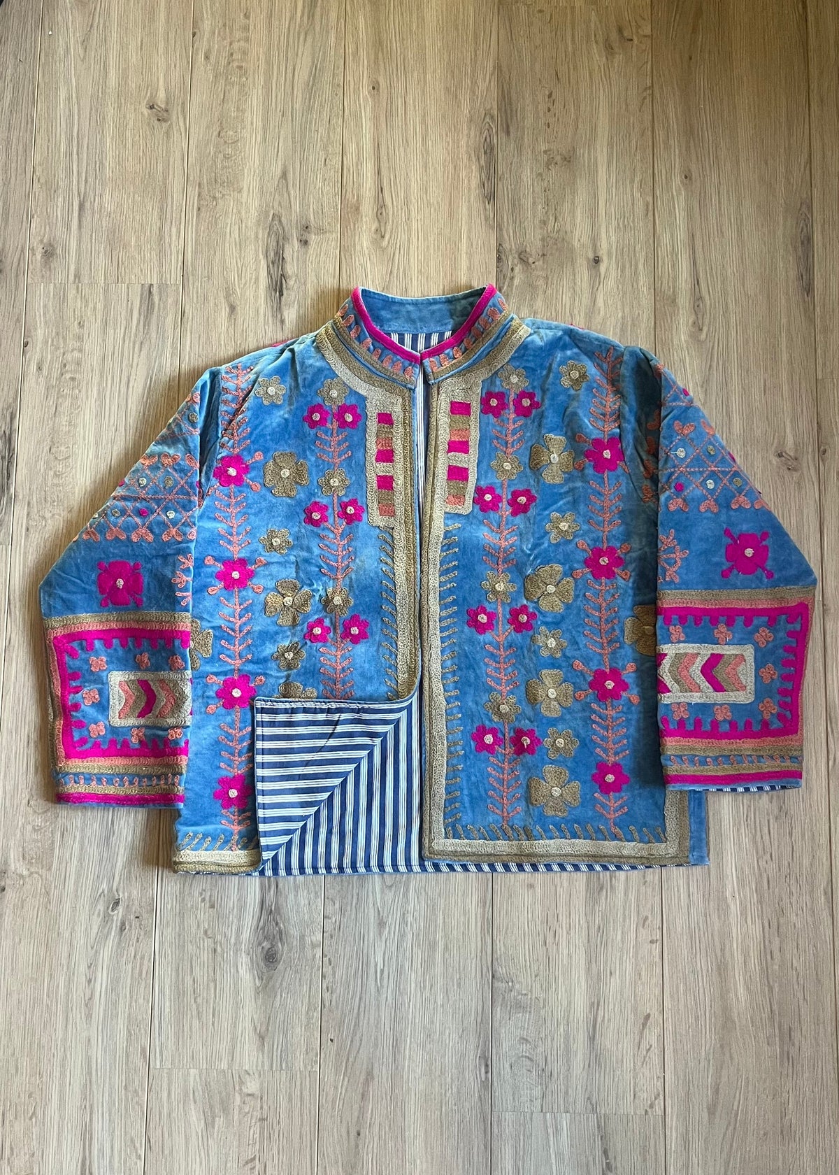Handgemaakte velvet Suzani jacket uit India met kleurrijk roze beige borduurwerk in lichtblauw.