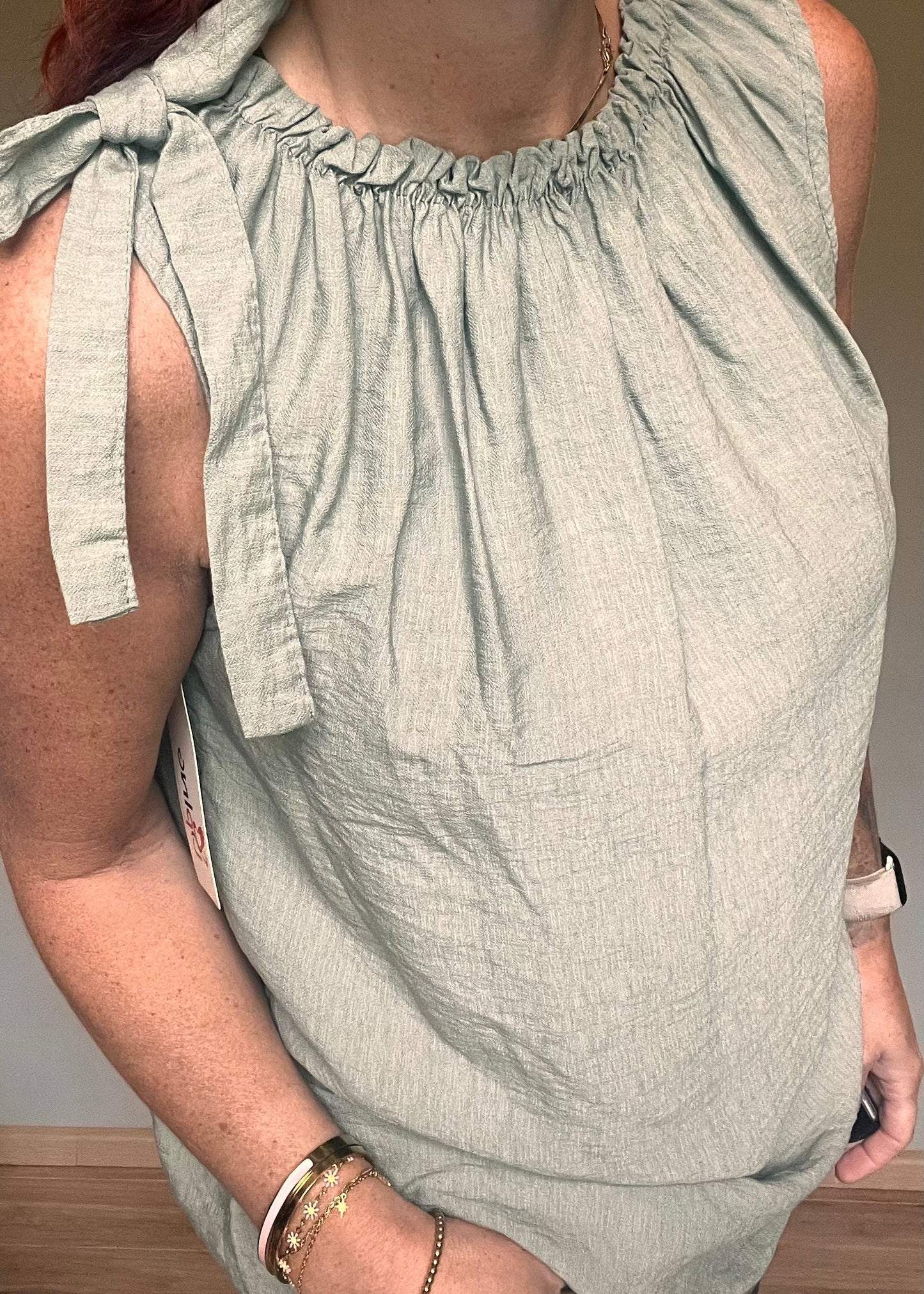 Luchtige viscose dames top met ronde hals en strikdetail op de schouder in verschillende kleuren van Piek Fashion