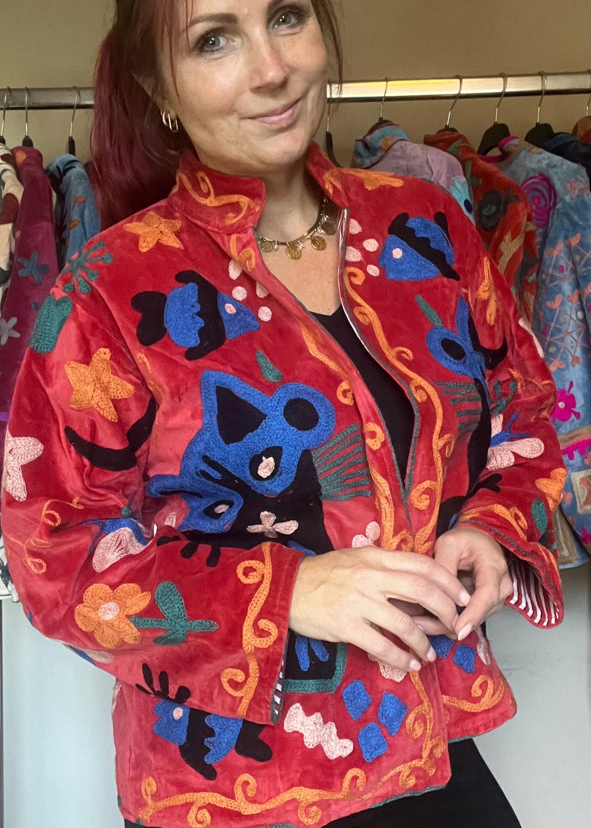 Handgemaakte velvet Suzani jacket uit India met kleurrijk borduurwerk in een mooie rode kleur met kattenprint