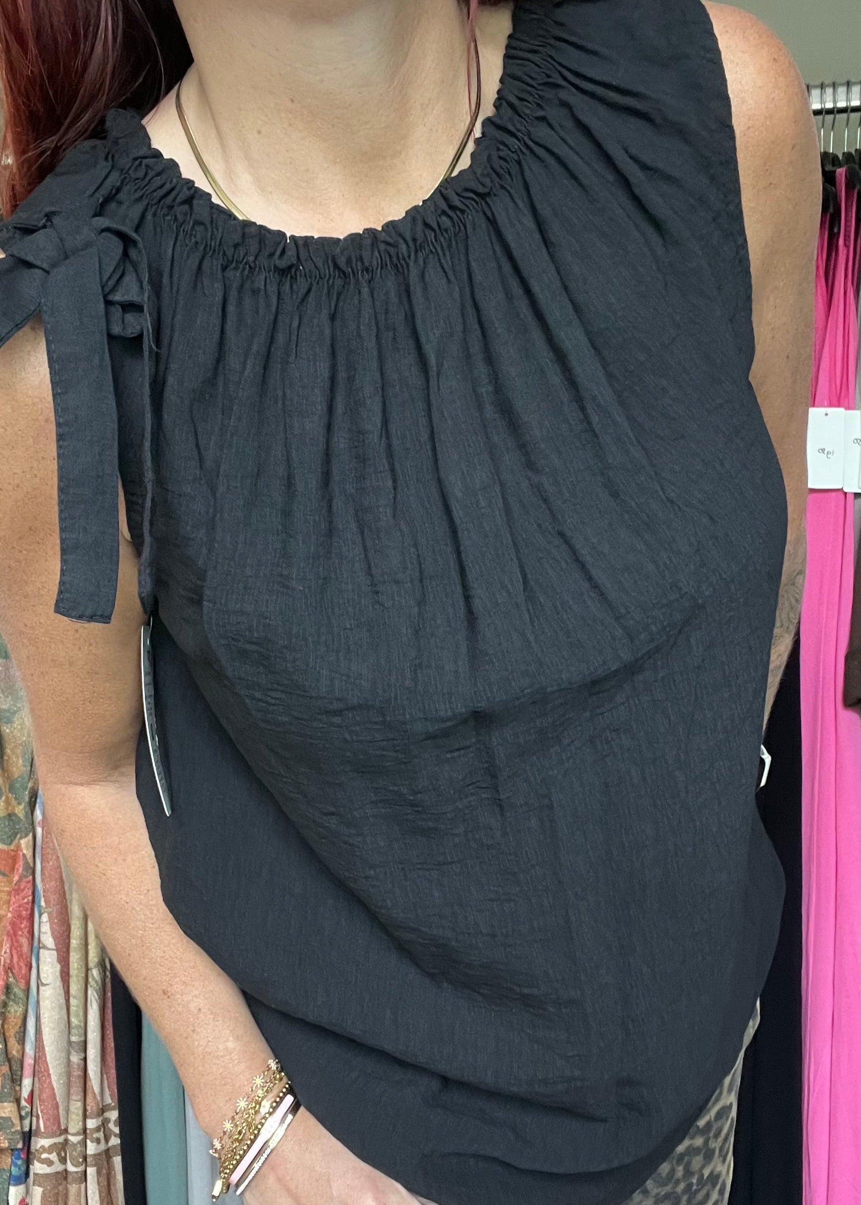 Luchtige viscose dames top met ronde hals en strikdetail op de schouder in verschillende kleuren van Piek Fashion