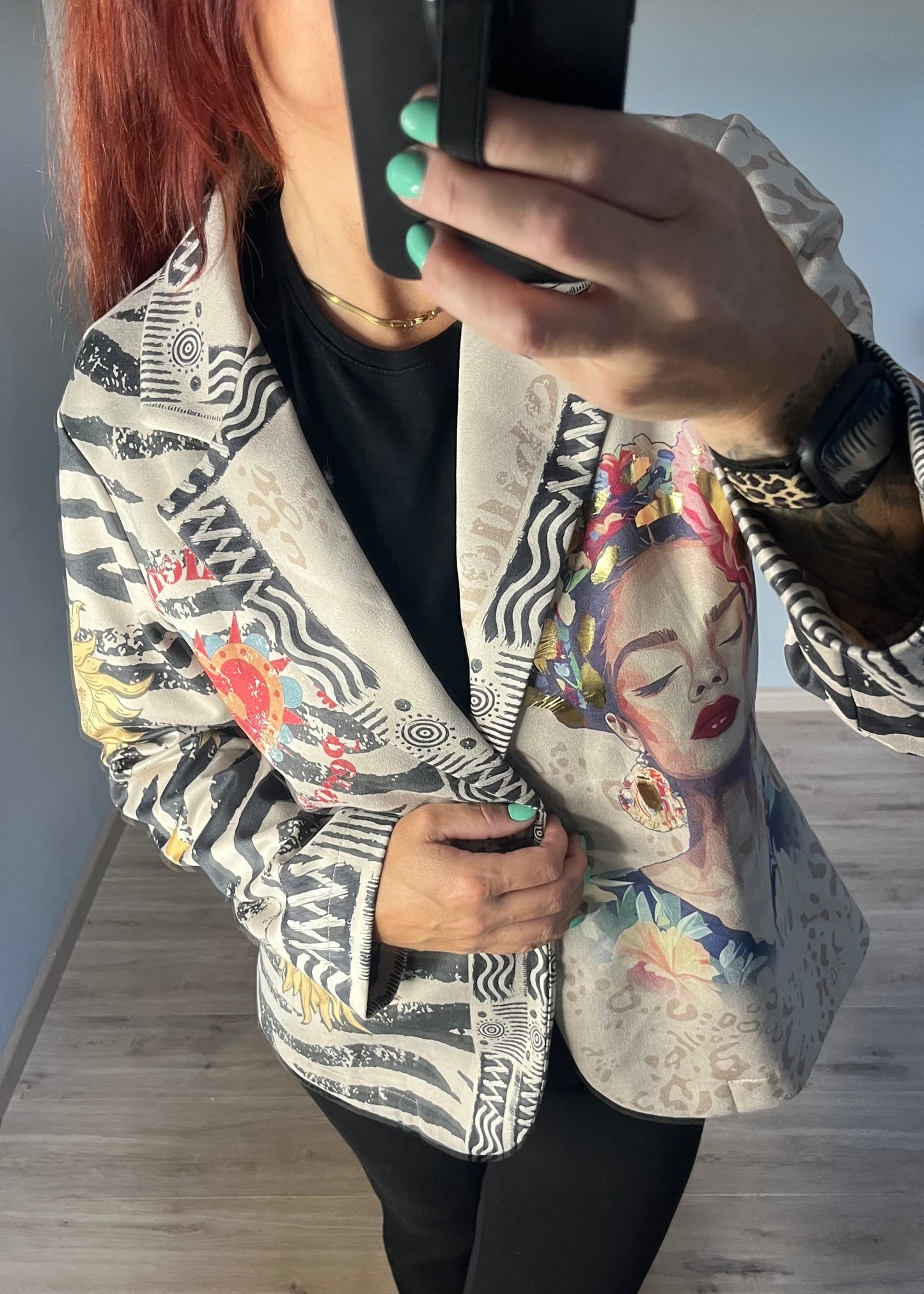 Blazer in suèdelook stof met opvallende print, licht getailleerd. One size tot maat 44.