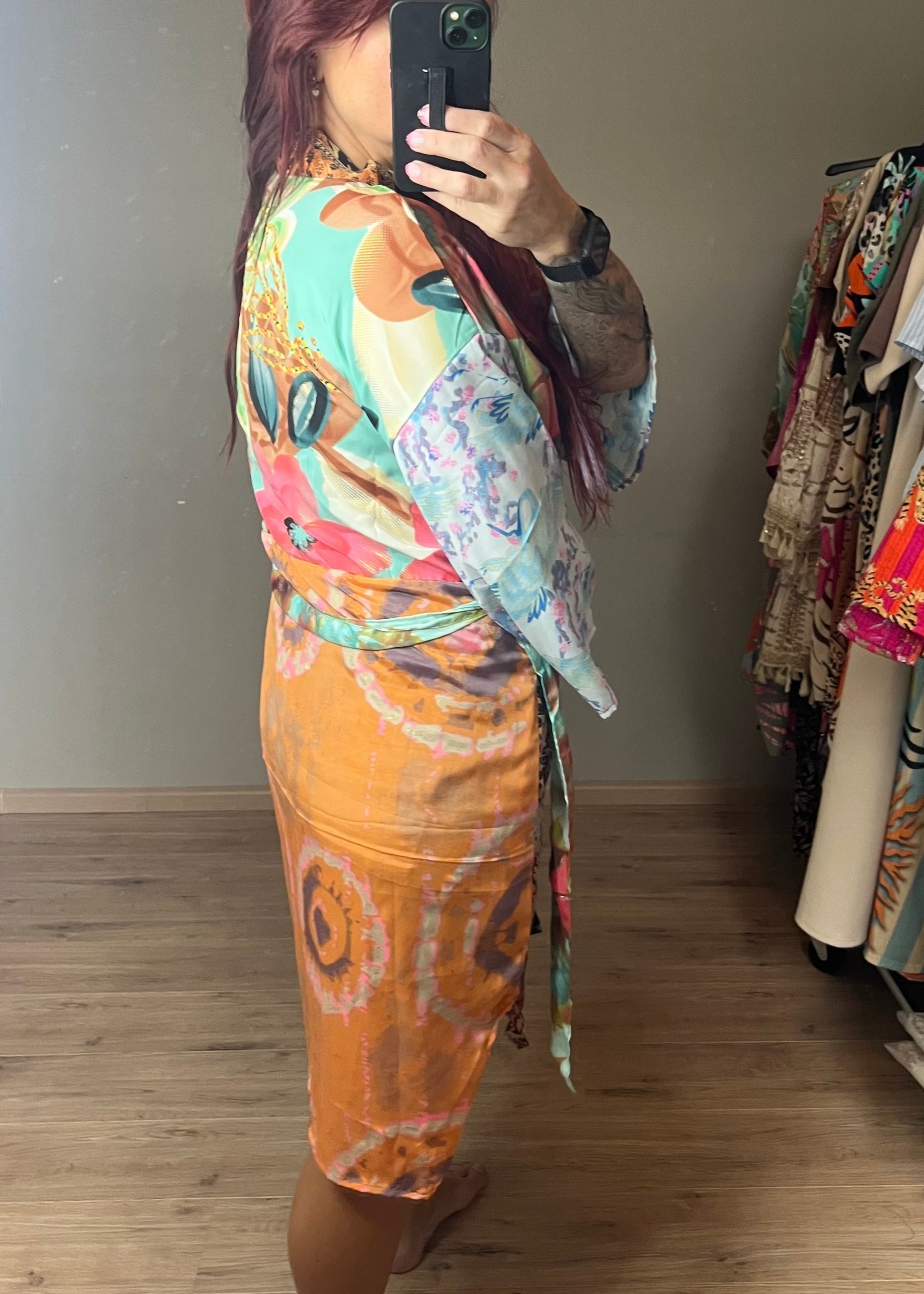 Gave kimono uit Inda in Ibiza stijl van zijde met centuur en steekzakken. Diverse hippe en trendt prints. Elke is uniek.