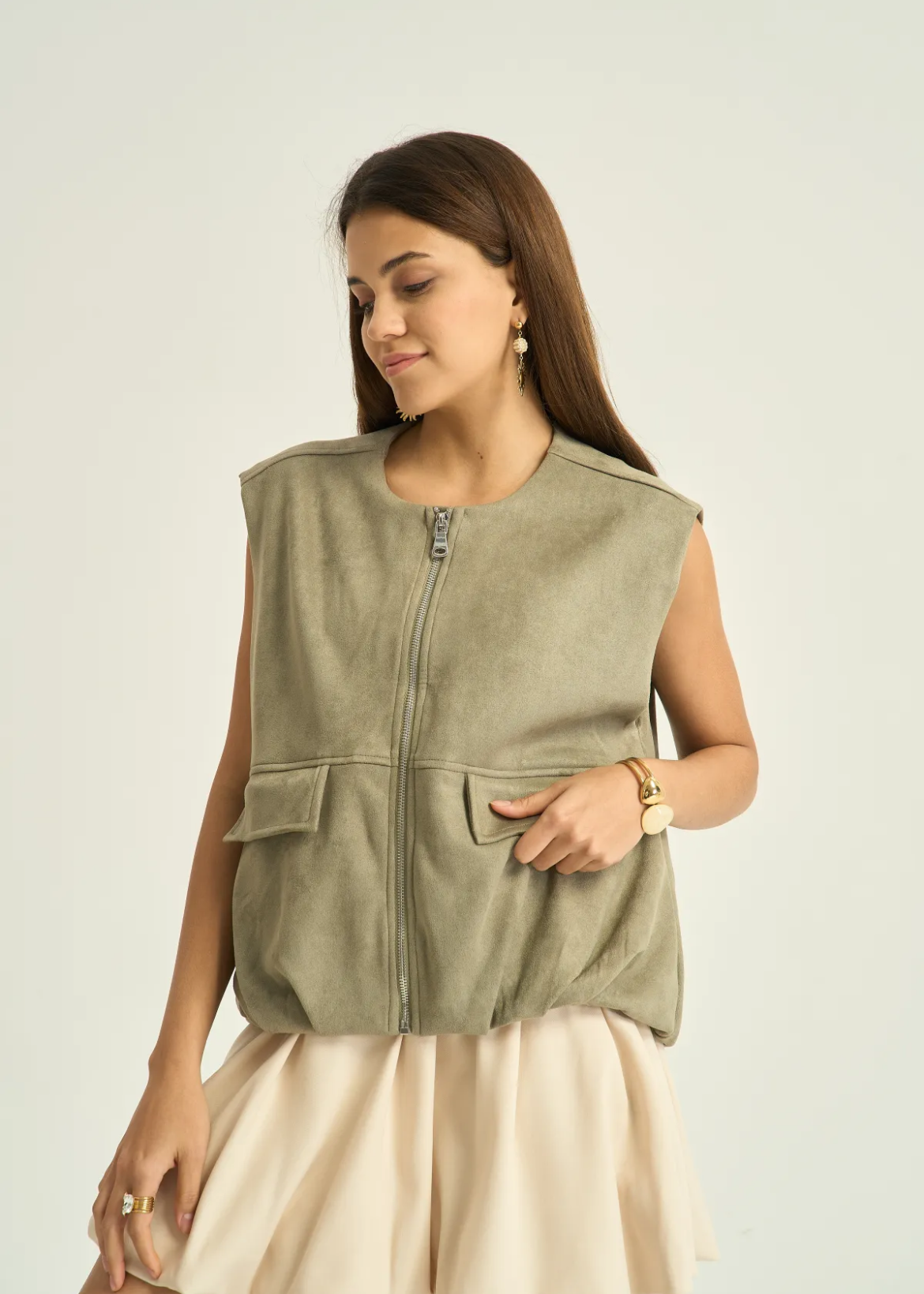 Olijfgroen dames gilet van zachte suède look stof met rits en zakken