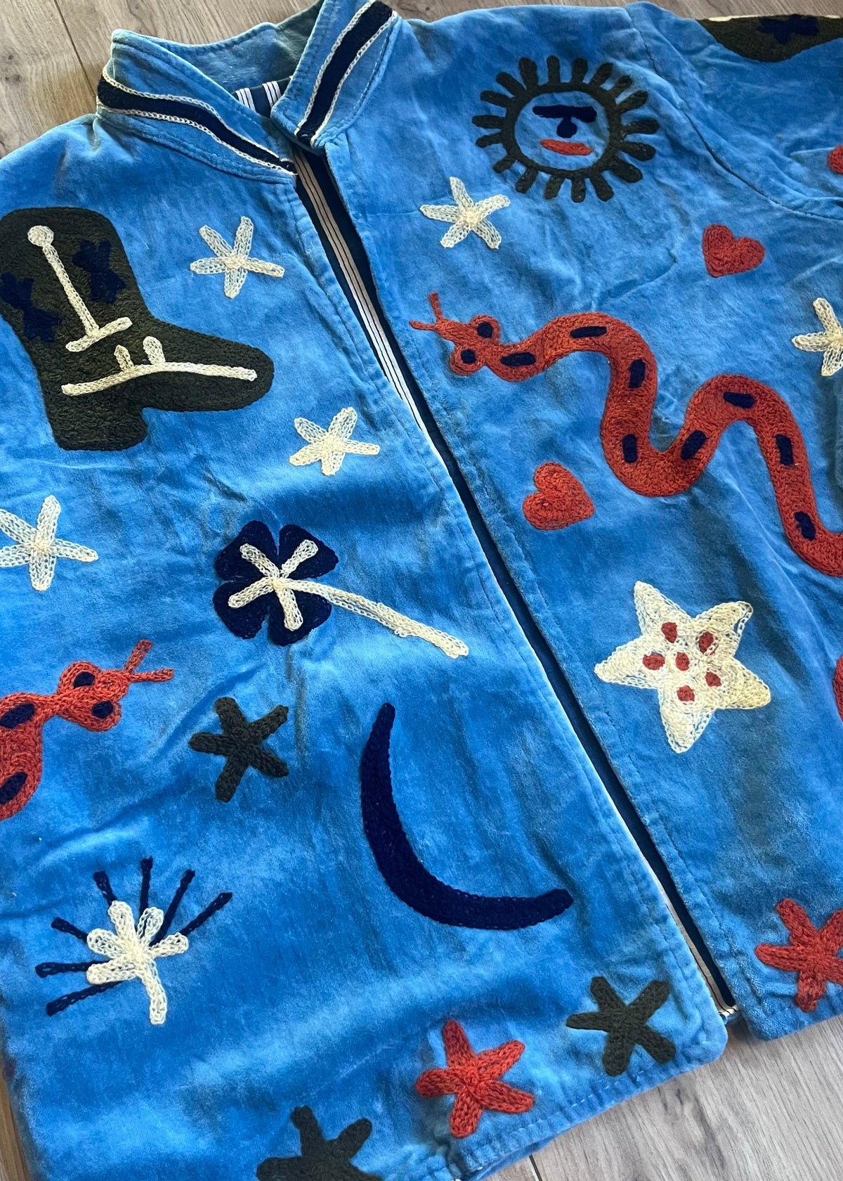 Handgemaakte velvet Suzani jacket uit India met kleurrijk borduurwerk in lichtblauw met gave print