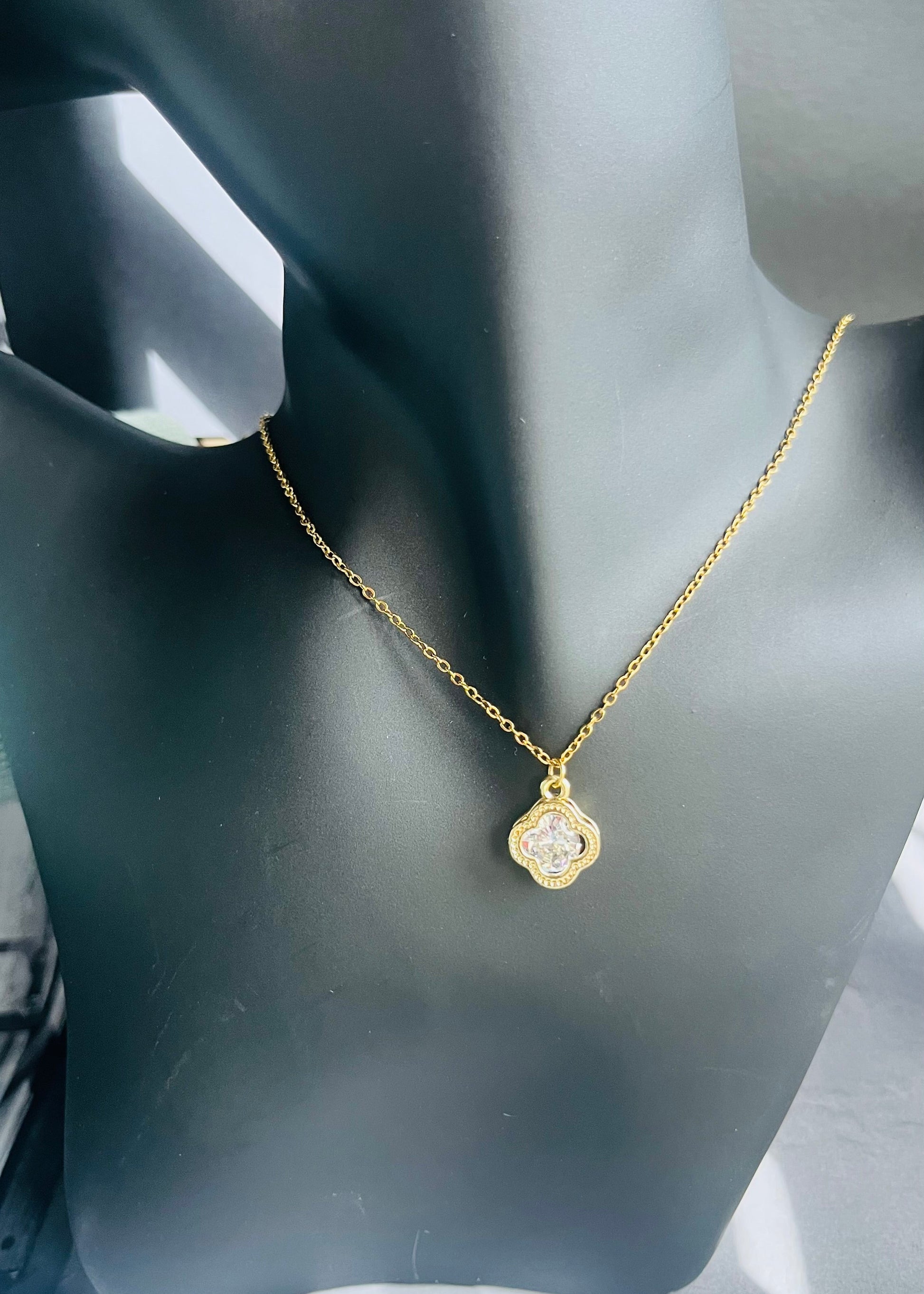 Shop stijlvolle stainless steel kettingen met hanger bij Piek Fashion. Duurzaam, verkleurt niet en perfect te combineren. Tijdloze sieraden voor elke outfit.