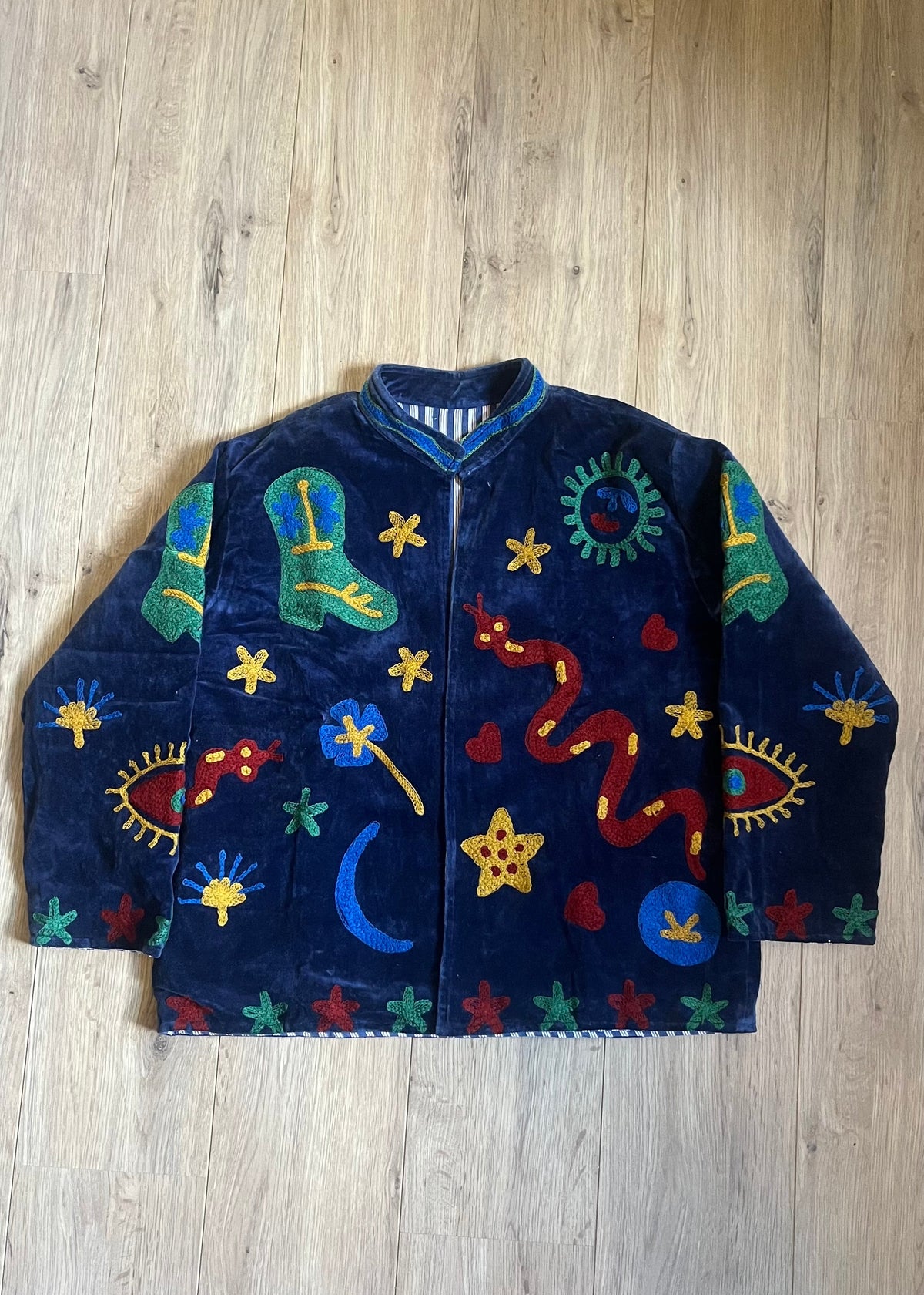Handgemaakte velvet Suzani jacket uit India met kleurrijk borduurwerk in een schitterende donkerblauwe kleur.