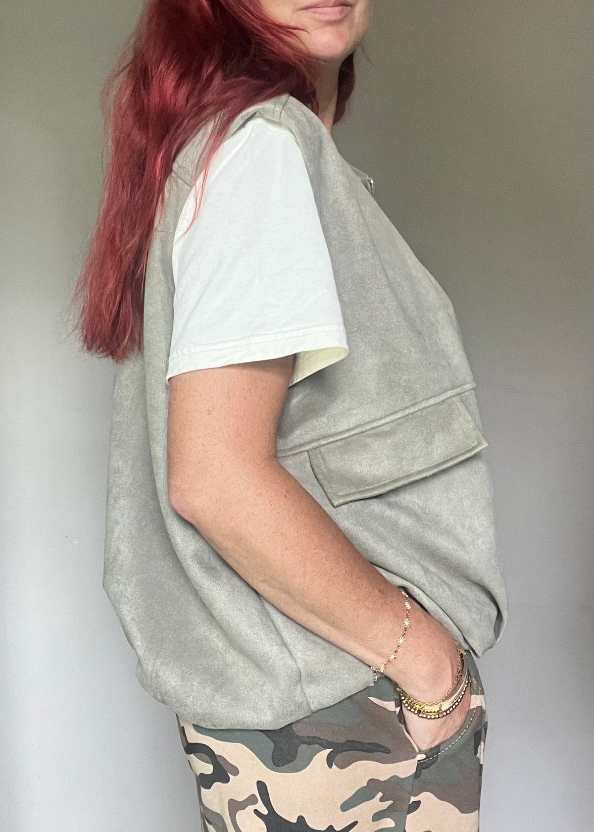 Olijfgroen dames gilet van zachte suède look stof met rits en zakken
