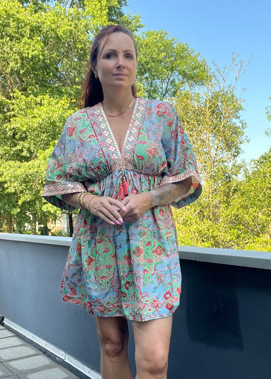 kort kleurrijk zomers damesjurkje van viscose met leuke print