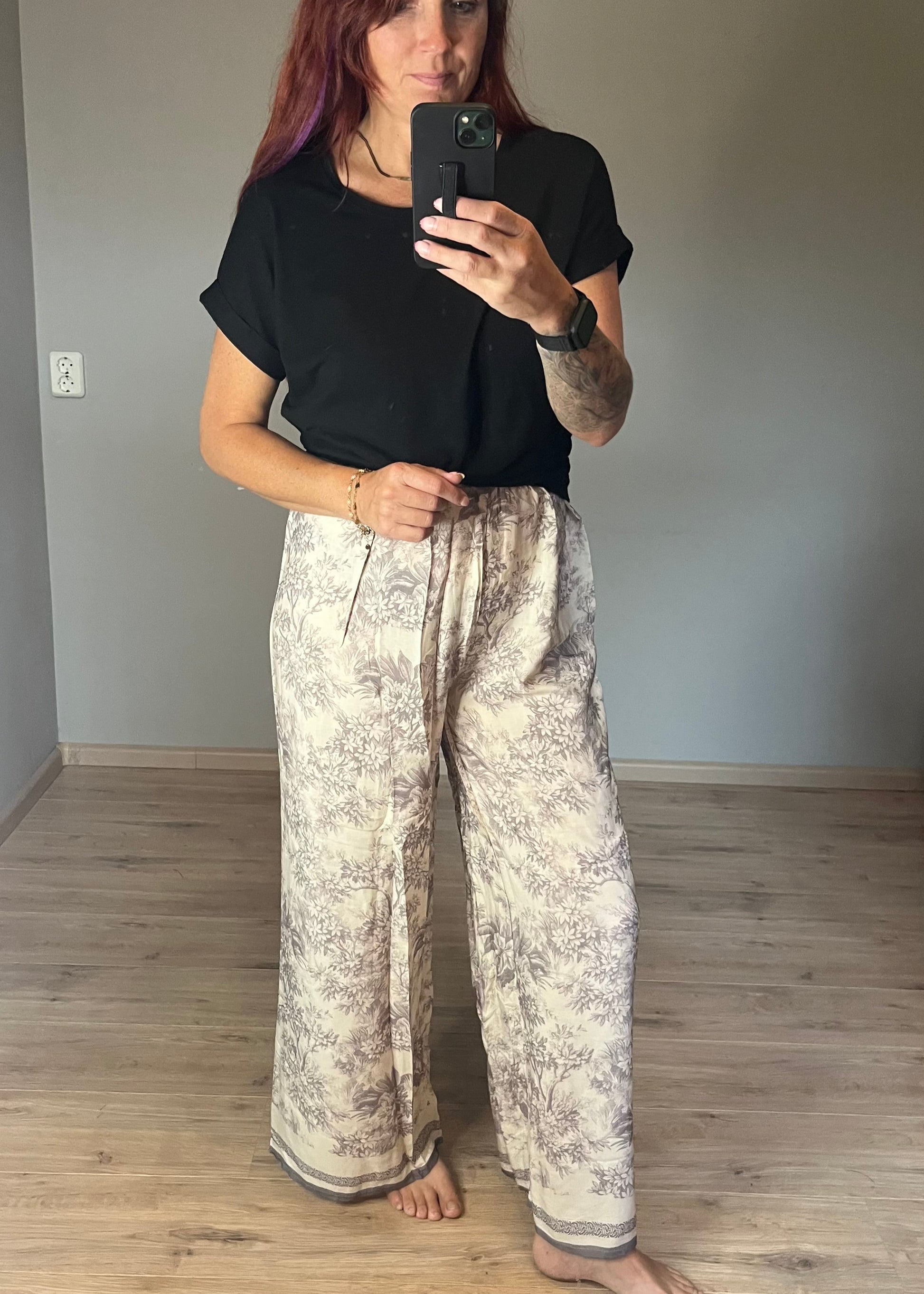 Dames jumpsuit van viscose in beige-grijze Soft Taupe Print met spaghetti bandjes en gesmokt lijfje. Verkrijgbaar in maat S, M en L.