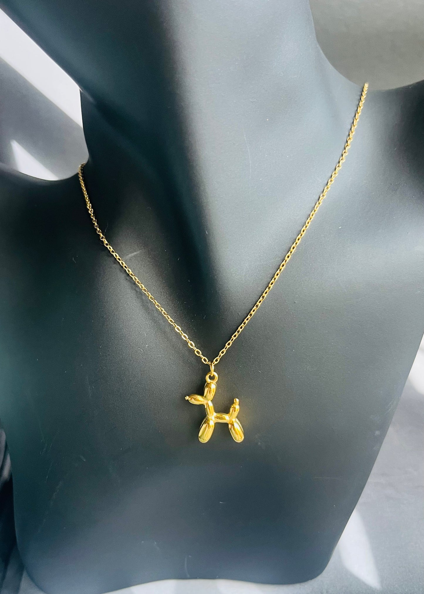 Stainless steel ketting met speelse balloon dog hanger in goud of zilver. Trendy en duurzaam sieraad.