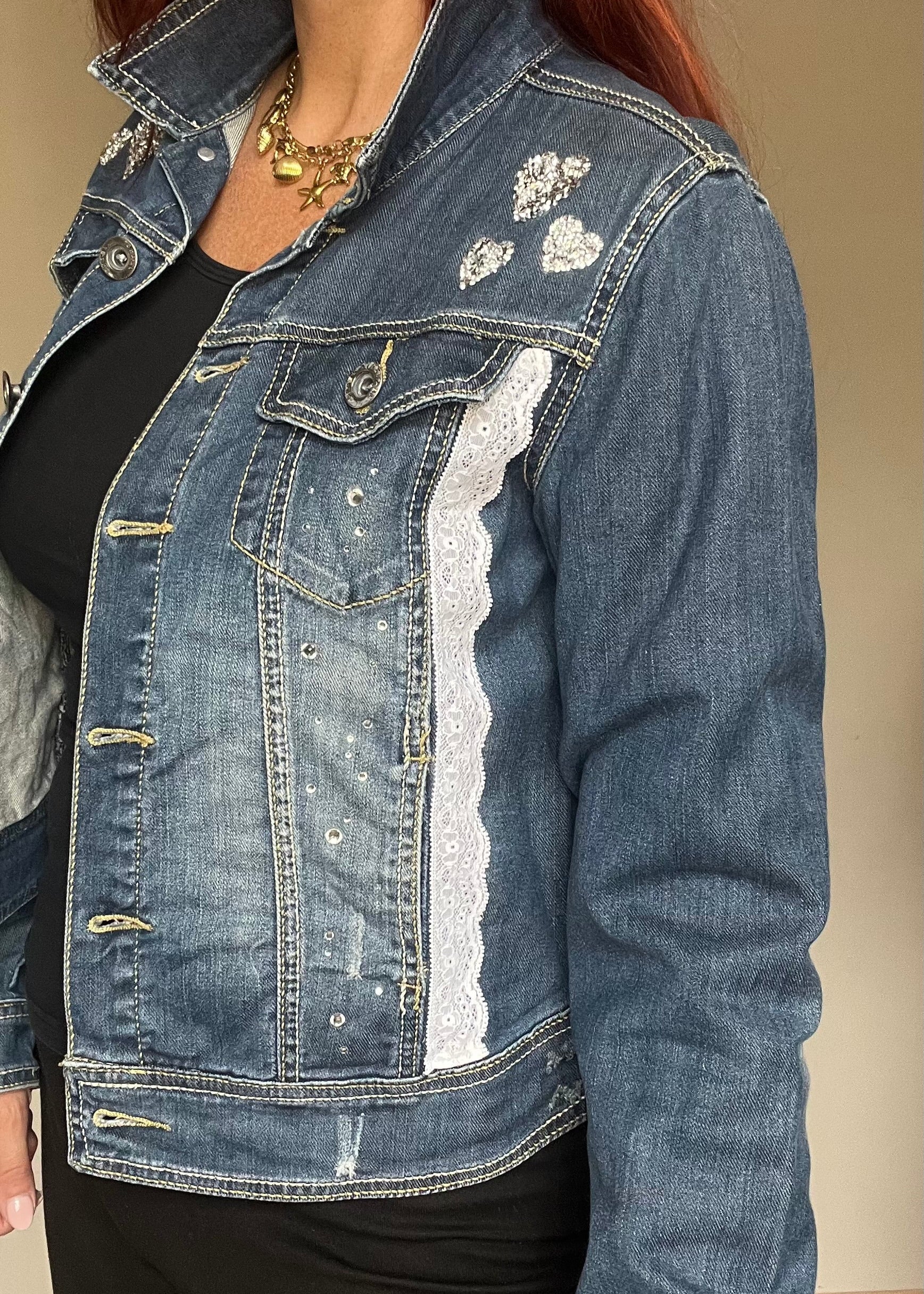 Uniek gepimpt vintage spijkerjasje van Piek Fashion, geüpcycled met creatieve details. Eén exemplaar beschikbaar.