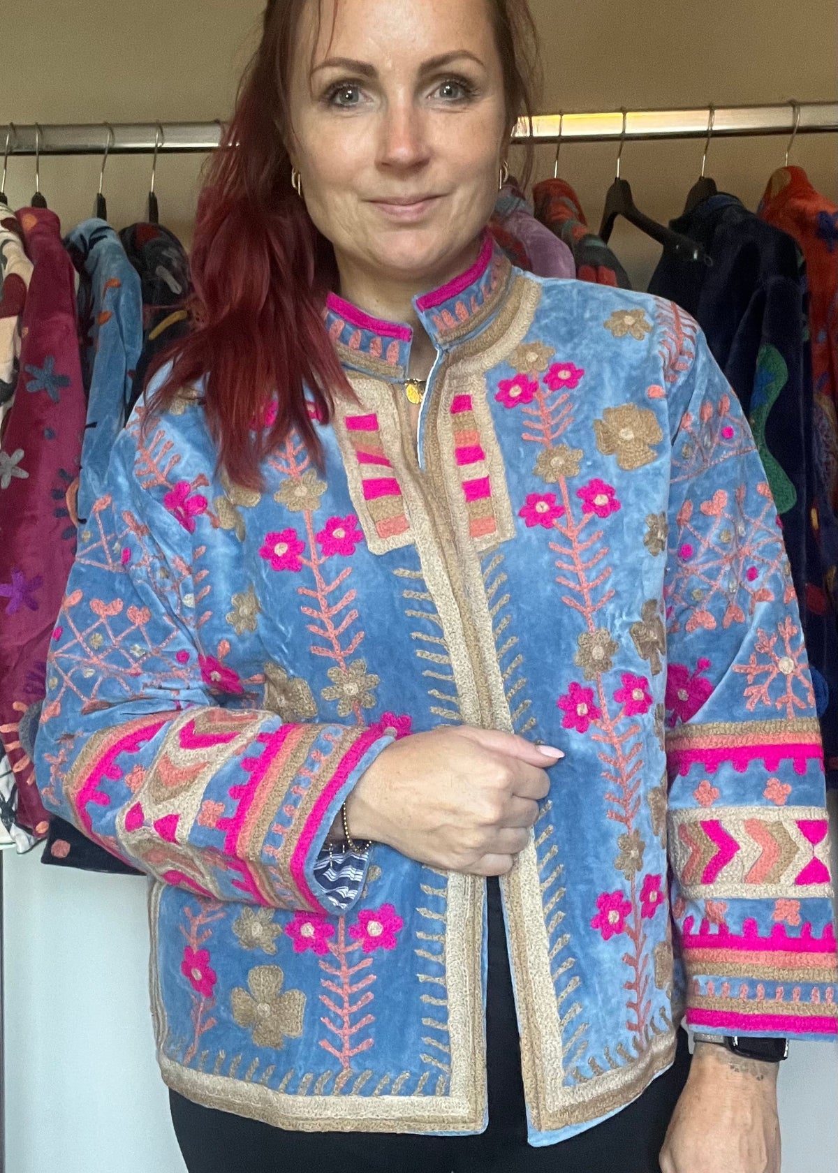 Handgemaakte velvet Suzani jacket uit India met kleurrijk roze beige borduurwerk in lichtblauw.