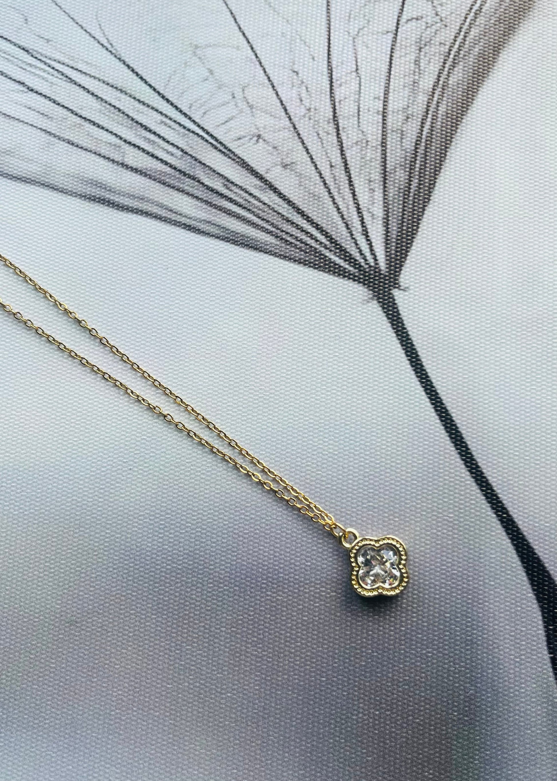 Shop stijlvolle stainless steel kettingen met hanger bij Piek Fashion. Duurzaam, verkleurt niet en perfect te combineren. Tijdloze sieraden voor elke outfit.
