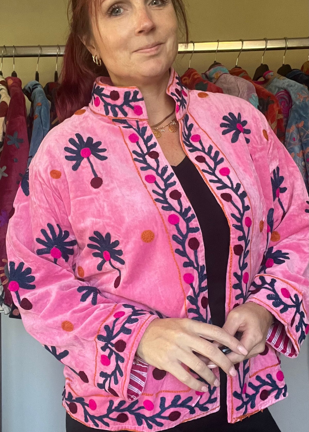 Handgemaakte velvet Suzani jacket uit India met kleurrijk borduurwerk in lichtroze met gave print