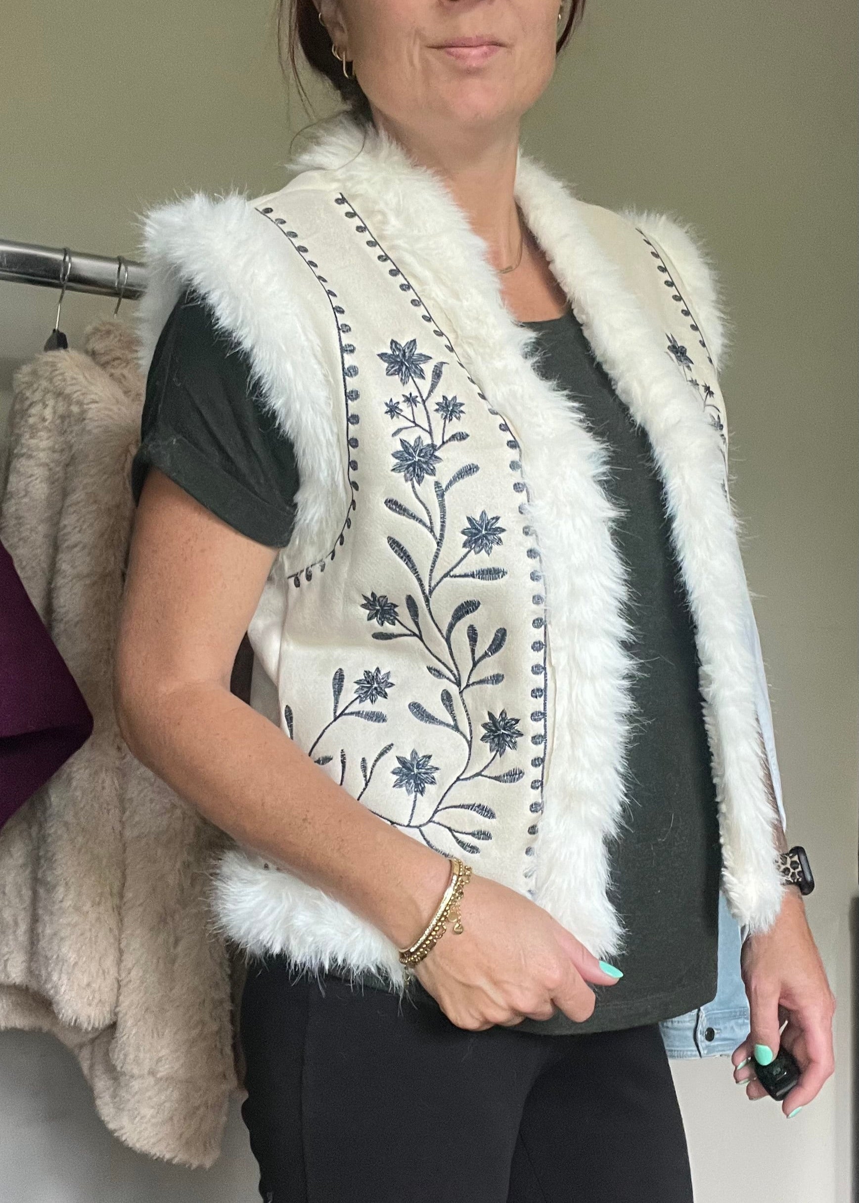 Teddy gilet van nep bont met geborduurde print in camel en sand. One size tot maat 42/44. Stoer, cozy en modieus.