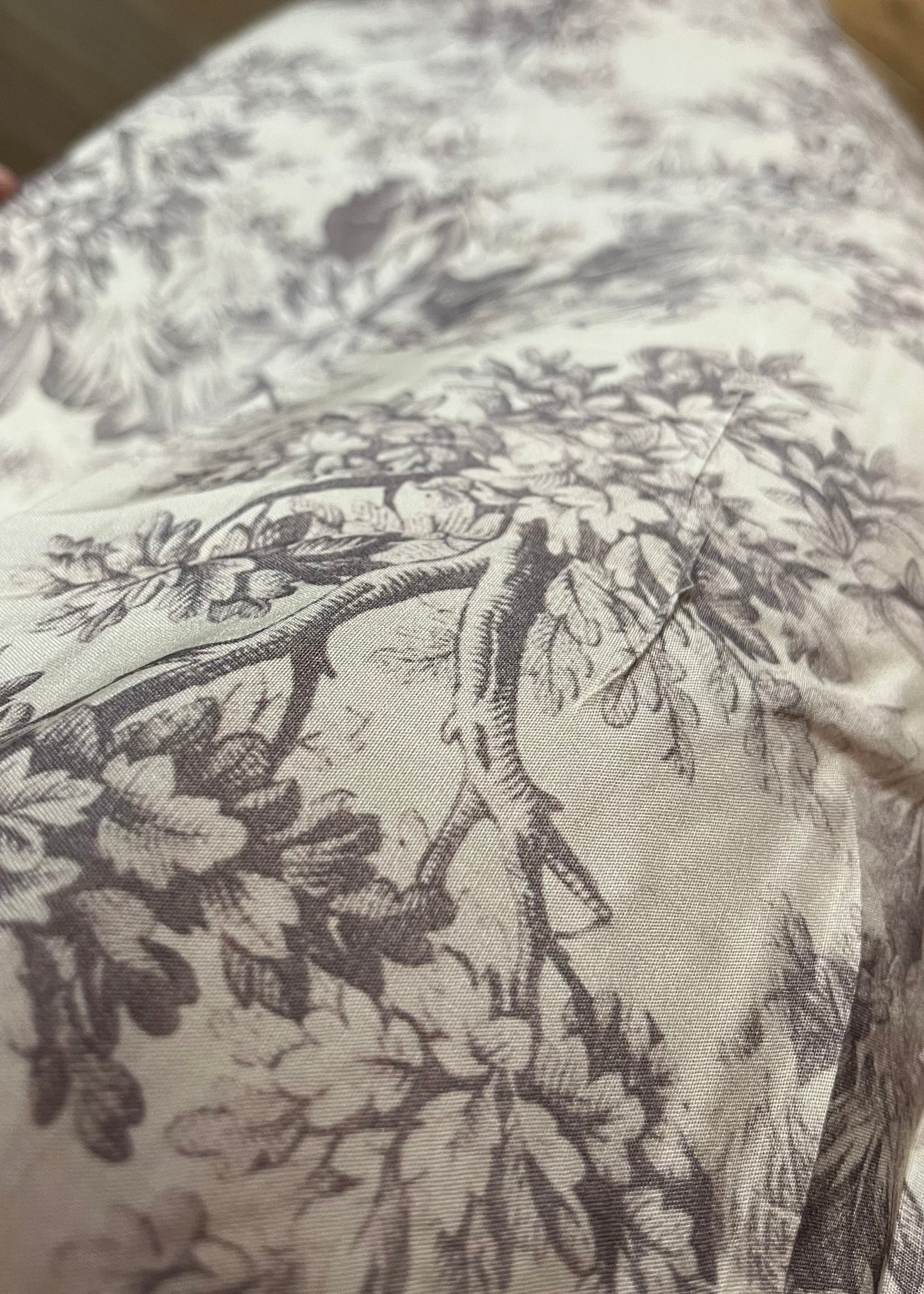 Dames jumpsuit van viscose in beige-grijze Soft Taupe Print met spaghetti bandjes en gesmokt lijfje. Verkrijgbaar in maat S, M en L.