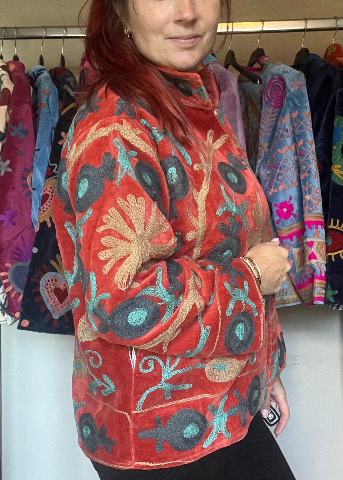 Handgemaakte velvet Suzani jacket uit India met kleurrijk klassiek borduurwerk in een mooie koper terracotta kleur