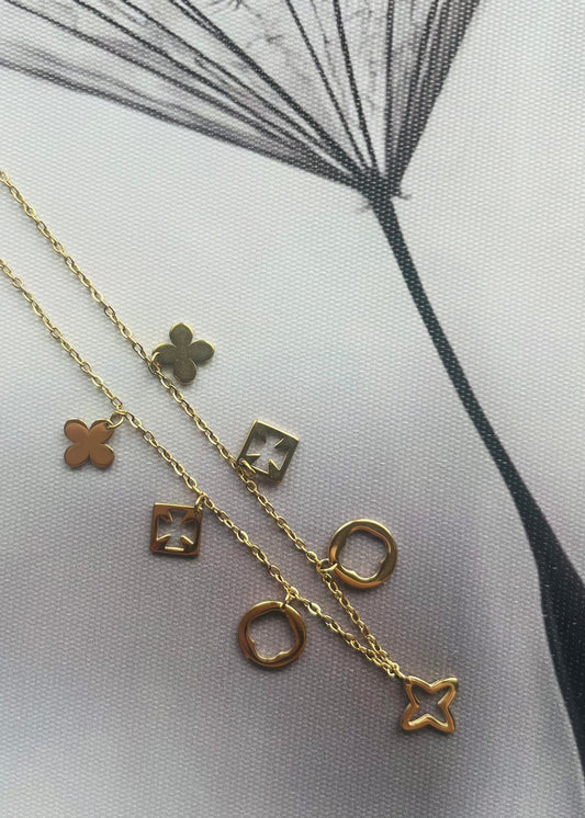 Stainless steel damesketting met hippe bedels. Verkleurt niet, waterproof en trendy voor elke outfit.