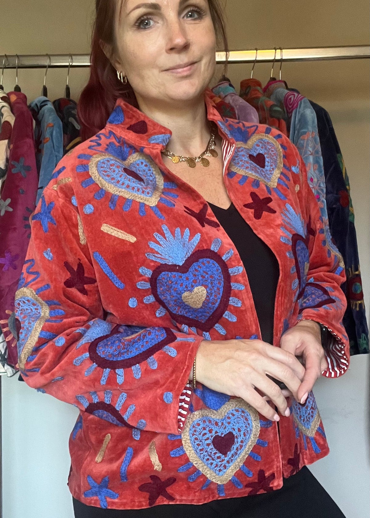 Handgemaakte velvet Suzani jacket uit India met kleurrijk borduurwerk in terracotta met blauw.