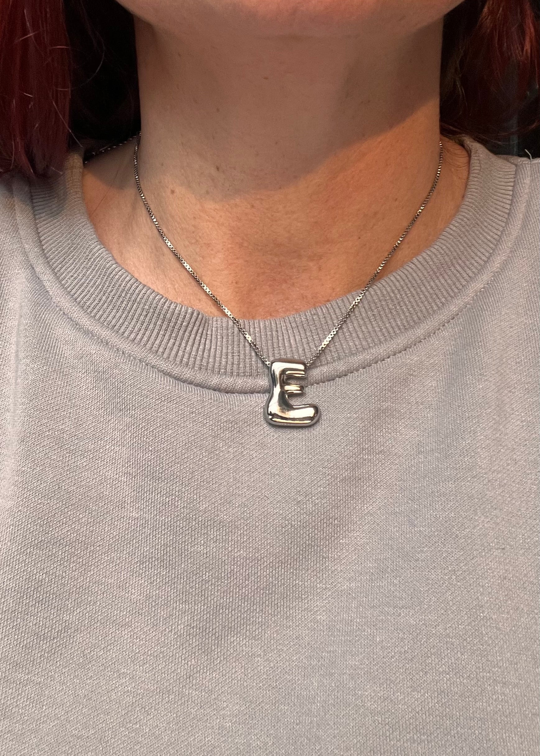 Stainless steel ketting met letter initialen hanger in bubble vorm in goud of zilver van Piek Fashion