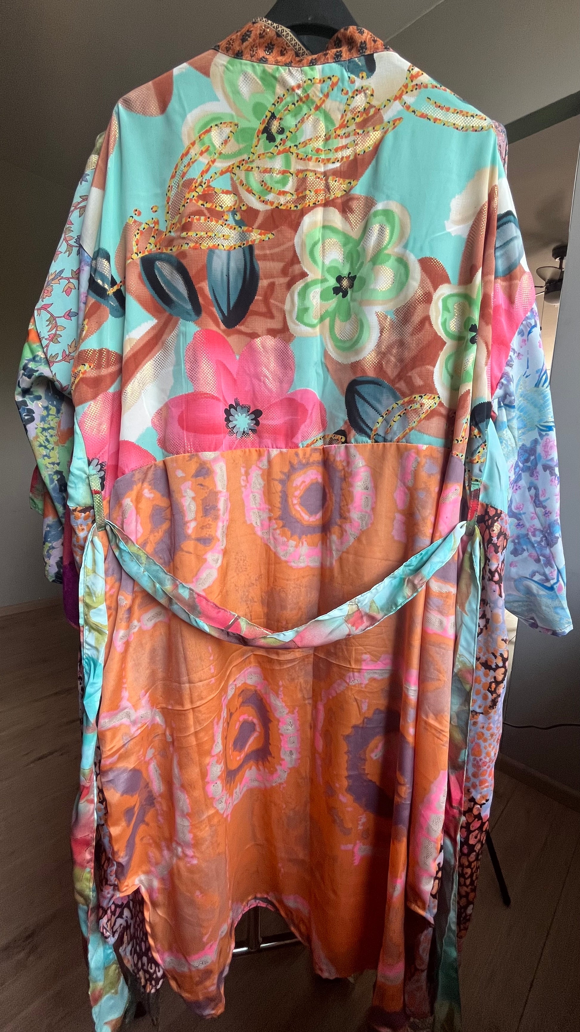 Gave kimono uit Inda in Ibiza stijl van zijde met centuur en steekzakken. Diverse hippe en trendt prints. Elke is uniek.