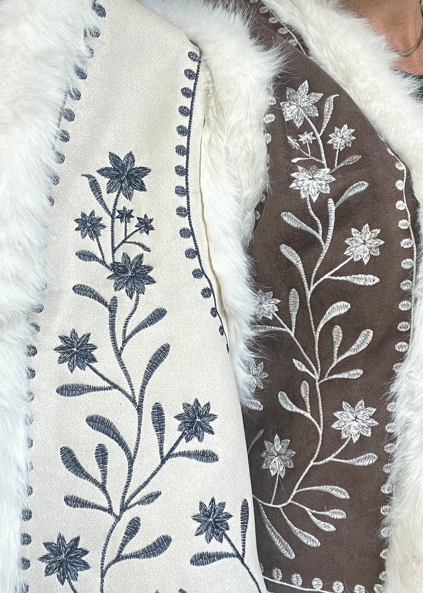 Teddy gilet van nep bont met geborduurde print in camel en sand. One size tot maat 42/44. Stoer, cozy en modieus.