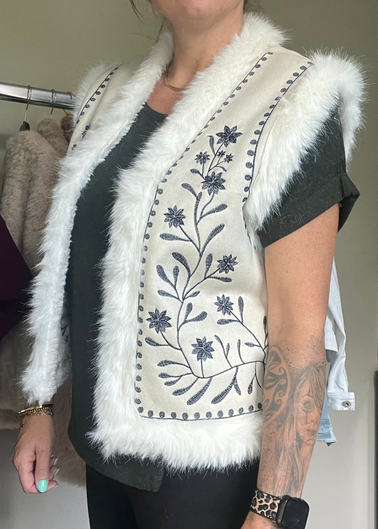 Teddy gilet van nep bont met geborduurde print in camel en sand. One size tot maat 42/44. Stoer, cozy en modieus.