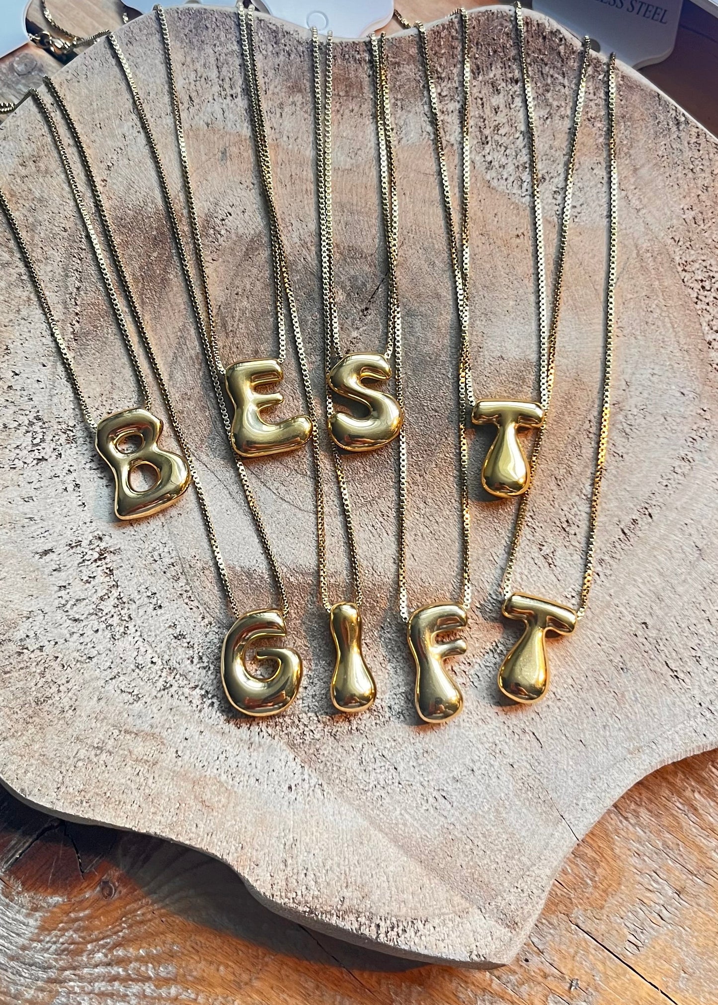 Stainless steel ketting met letter initialen hanger in bubble vorm in goud of zilver van Piek Fashion