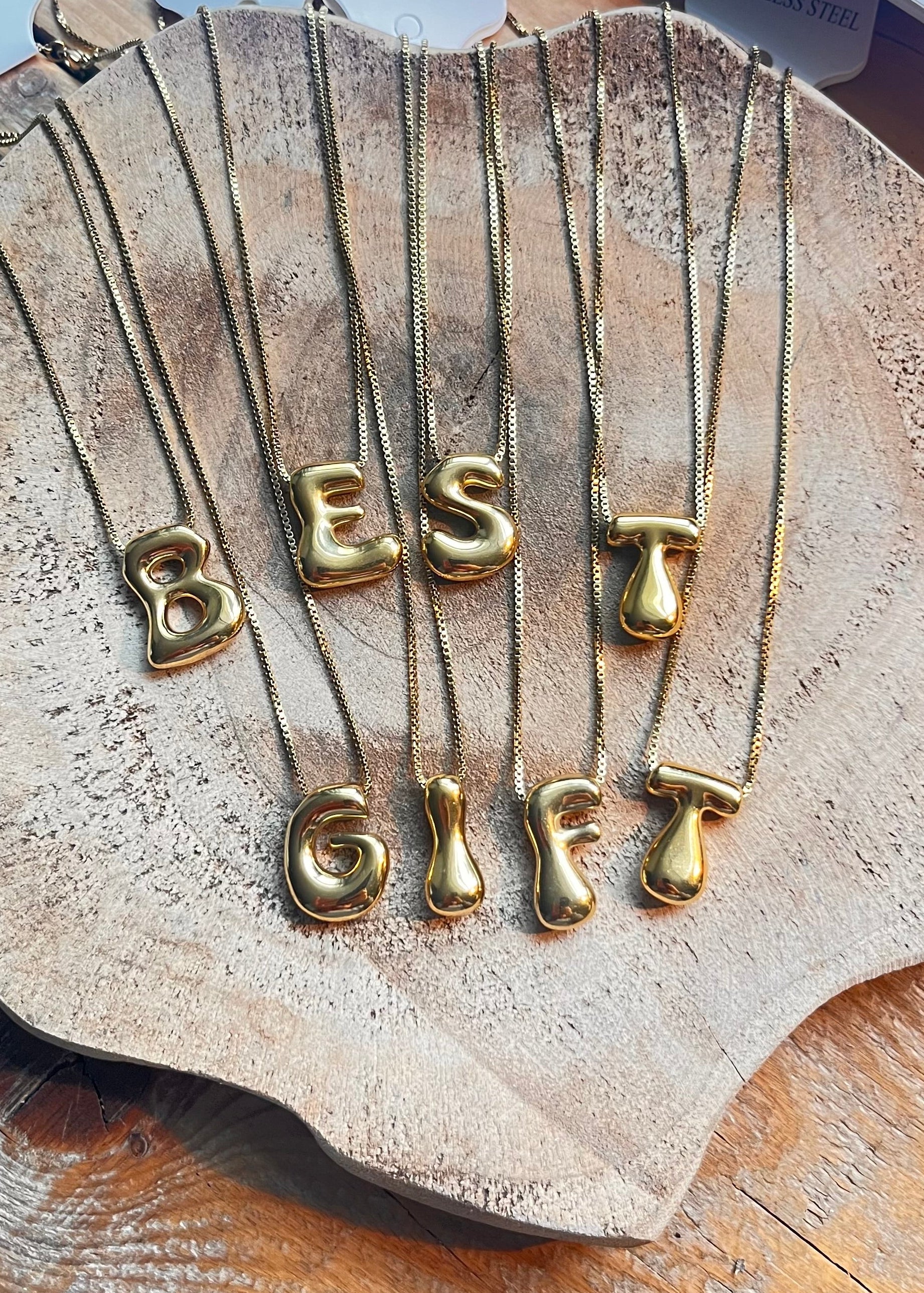Stainless steel ketting met letter initialen hanger in bubble vorm in goud of zilver van Piek Fashion