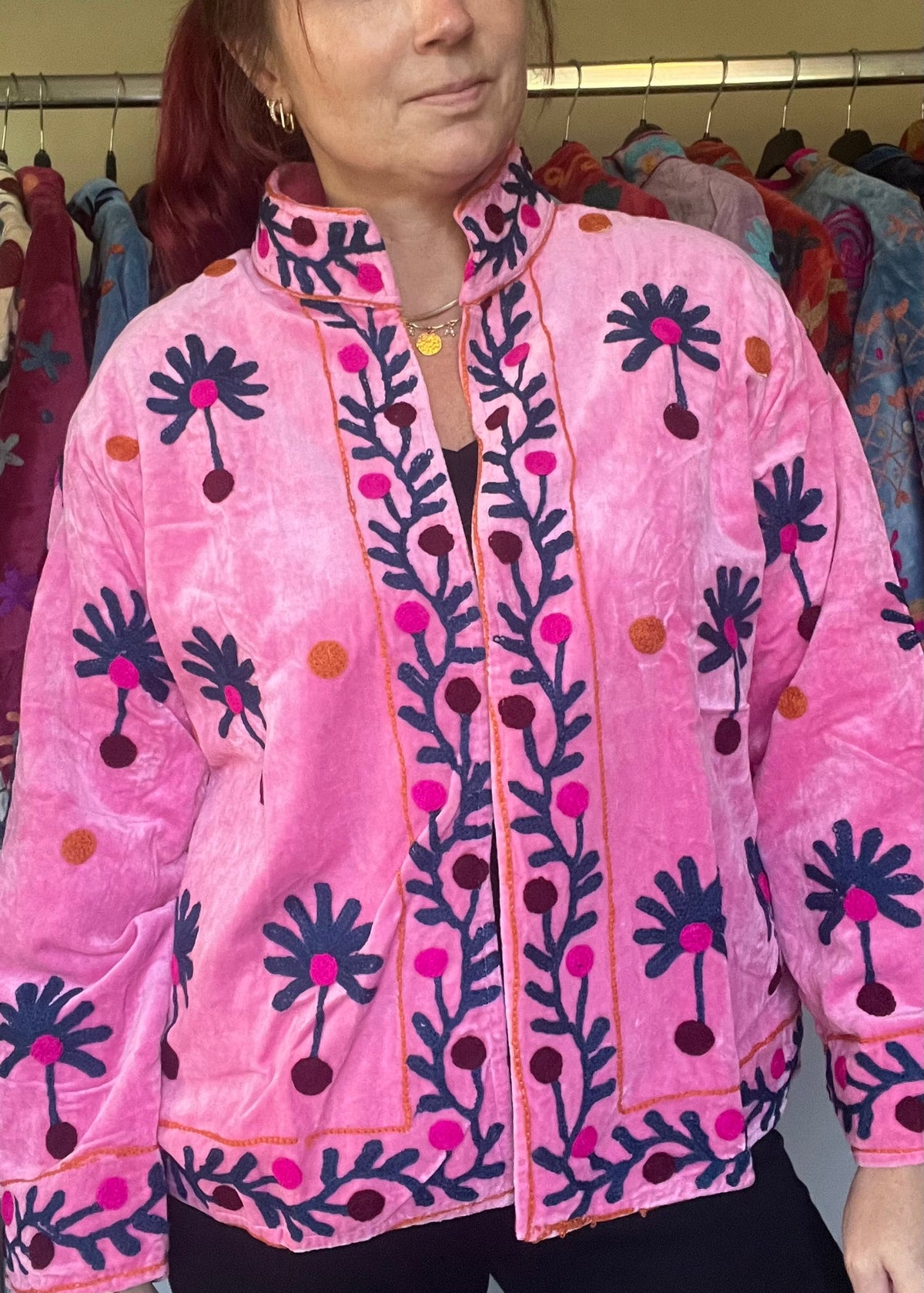 Handgemaakte velvet Suzani jacket uit India met kleurrijk borduurwerk in lichtblauw met gave print