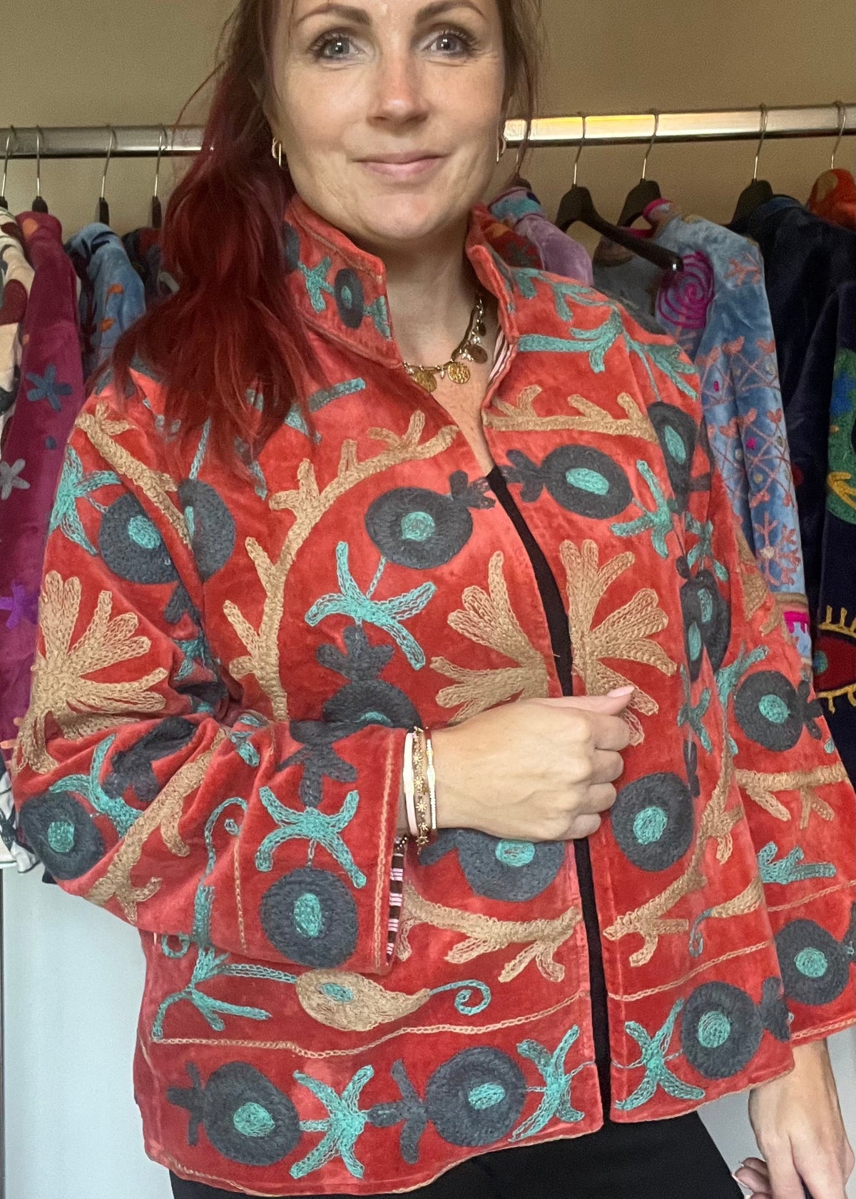 Handgemaakte velvet Suzani jacket uit India met kleurrijk klassiek borduurwerk in een mooie koper terracotta kleur