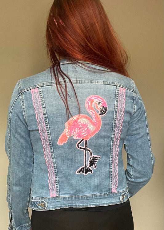 Uniek gepimpt vintage spijkerjasje van Piek Fashion, geüpcycled met creatieve details. Eén exemplaar beschikbaar.