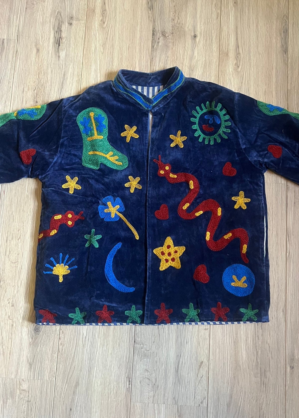 Handgemaakte velvet Suzani jacket uit India met kleurrijk borduurwerk in een schitterende donkerblauwe kleur.
