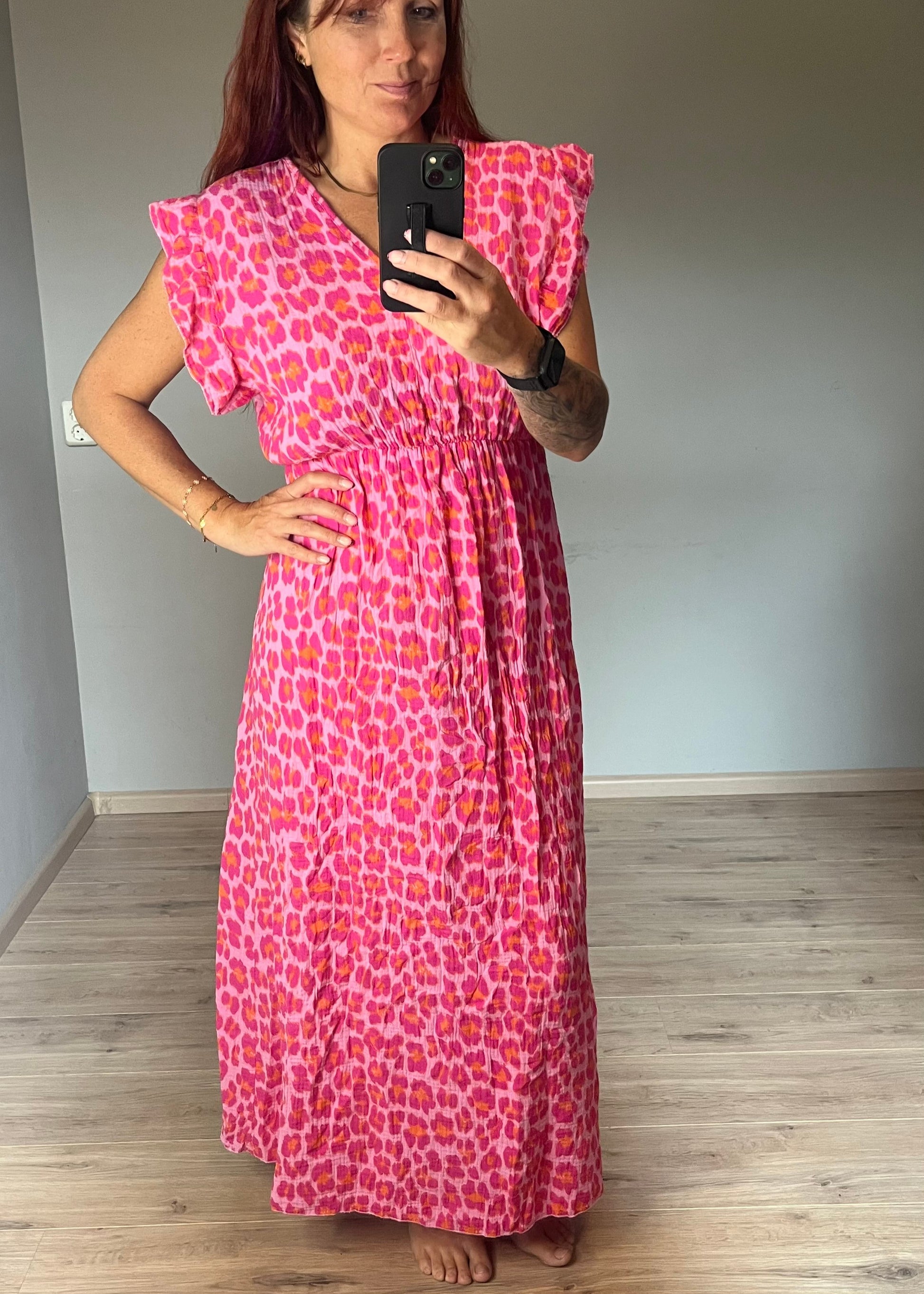 Panterprintjurk van mousseline katoen met ruffles en elastiek onder de borst. Speels, vrouwelijk en in 3 maten.