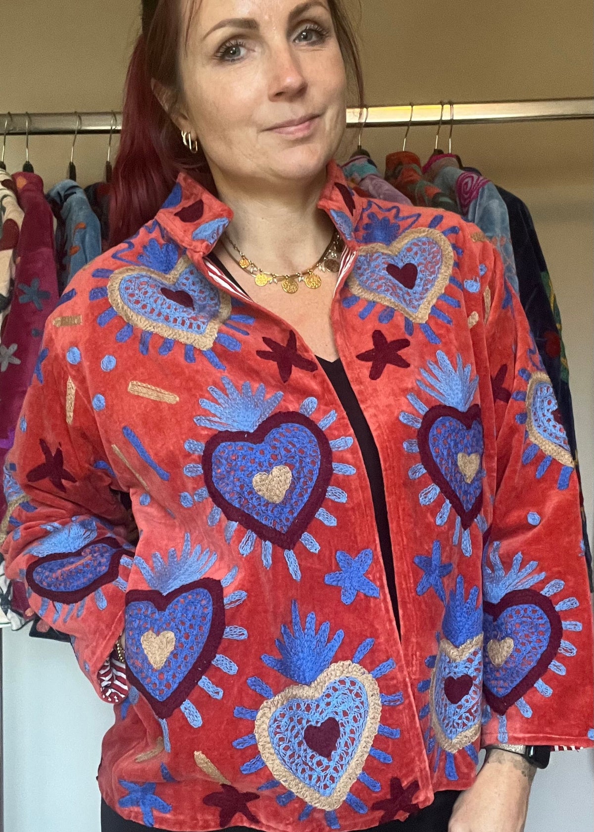 Handgemaakte velvet Suzani jacket uit India met kleurrijk borduurwerk in terracotta met blauw.