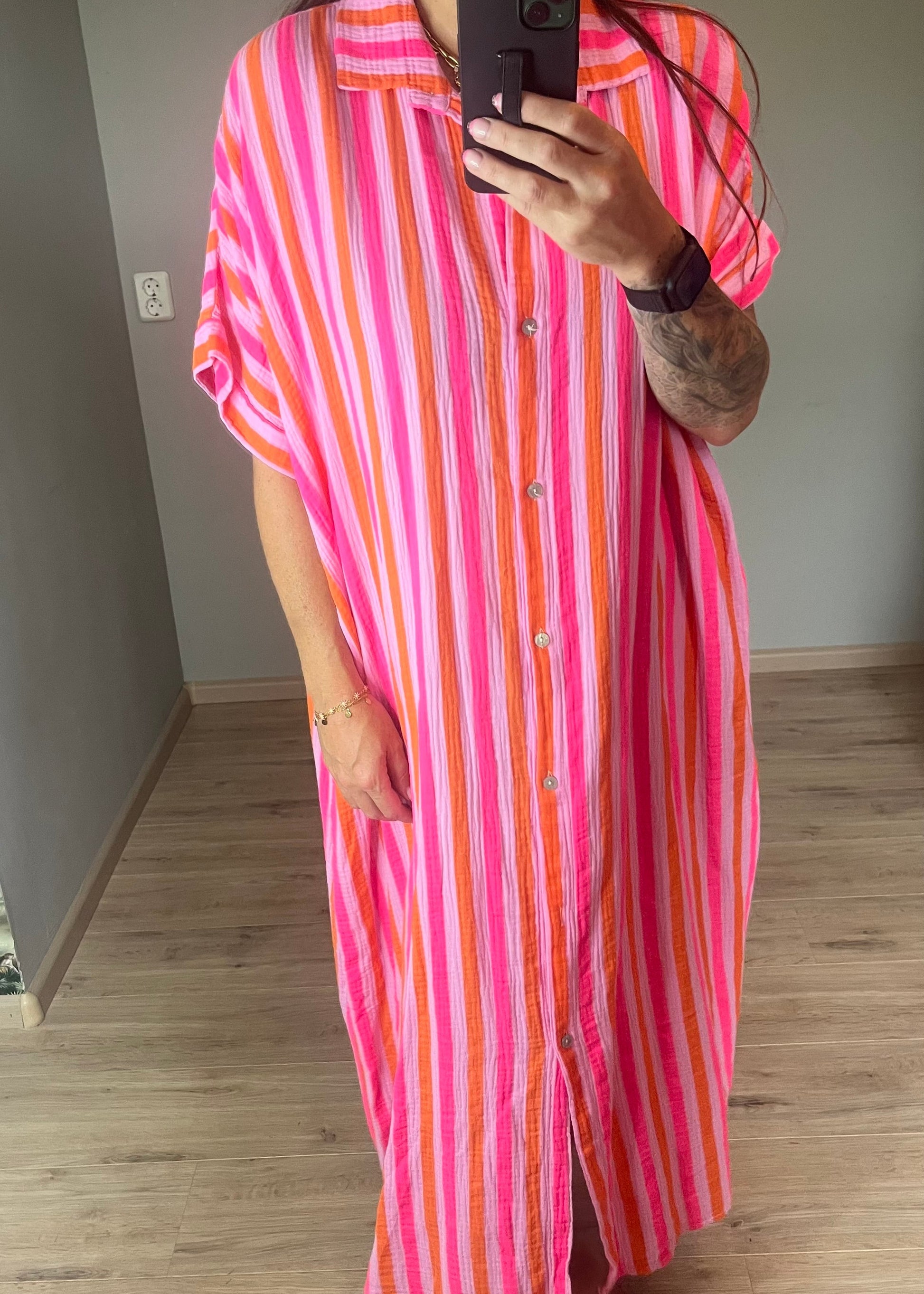 Maxi-jurk van mousseline katoen in roze, rood en paars, Ibiza vibe, doorknoopmodel en one size pasvorm tot maat 46.