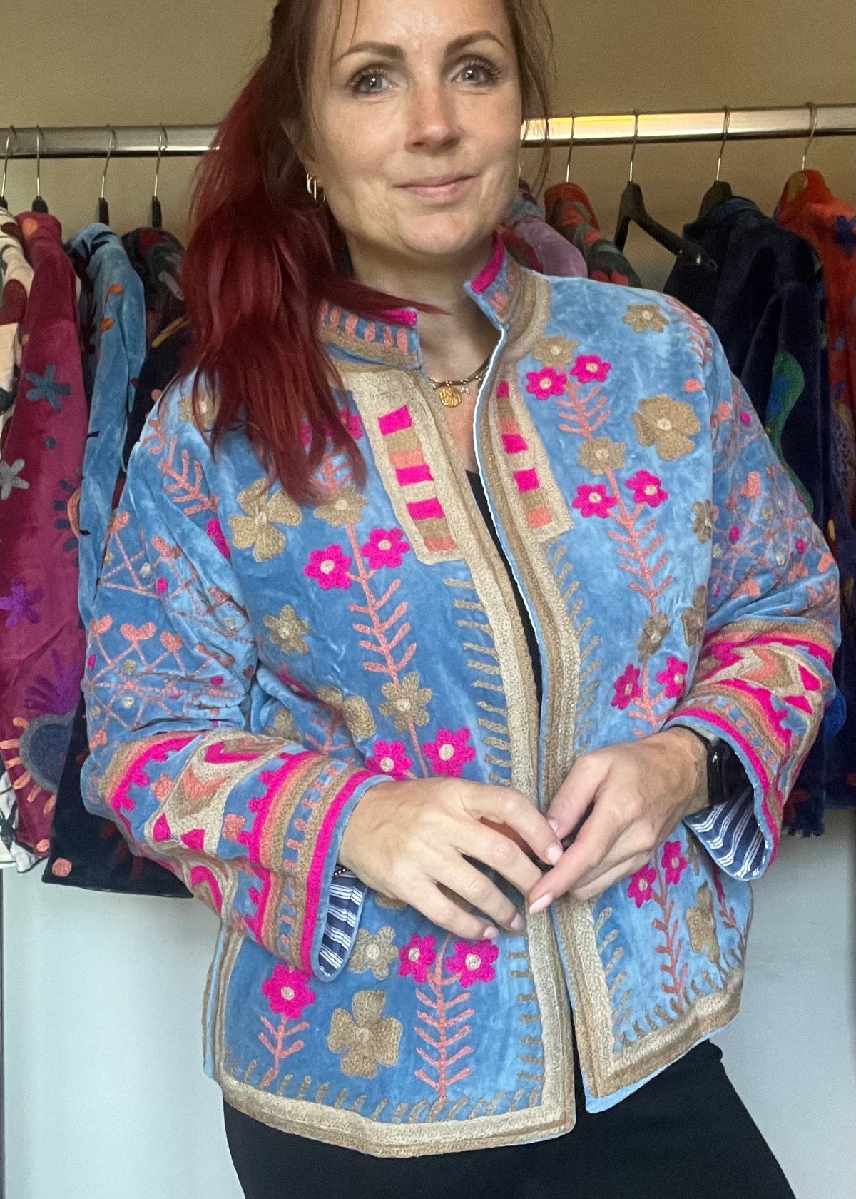 Handgemaakte velvet Suzani jacket uit India met kleurrijk roze beige borduurwerk in lichtblauw.