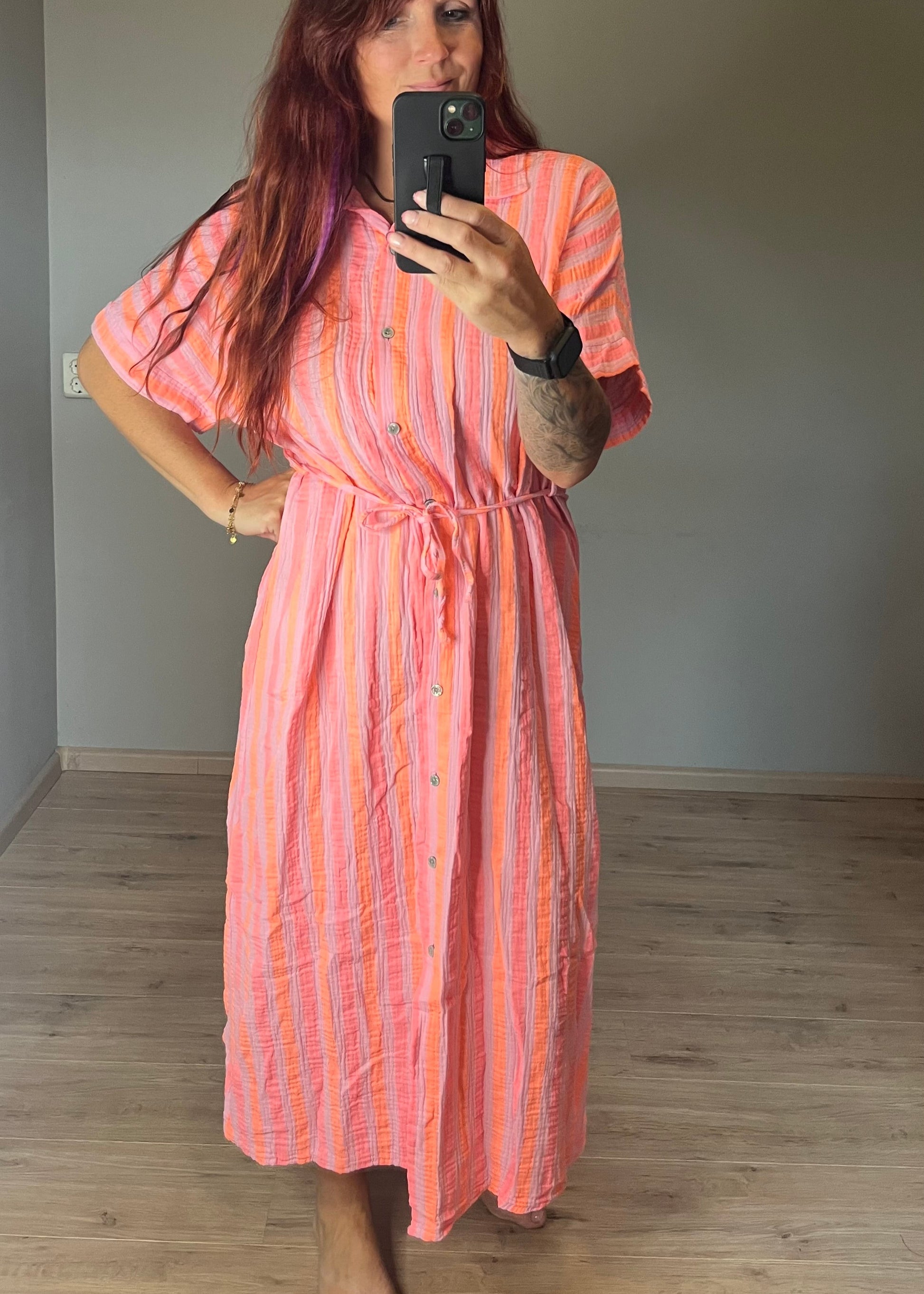 Maxi jurk van mousseline katoen in leuke zomerse felle kleurcomibinatie. Helemaal in de Ibiza vibe, doorknoopmodel met riempje. In 3 maten.