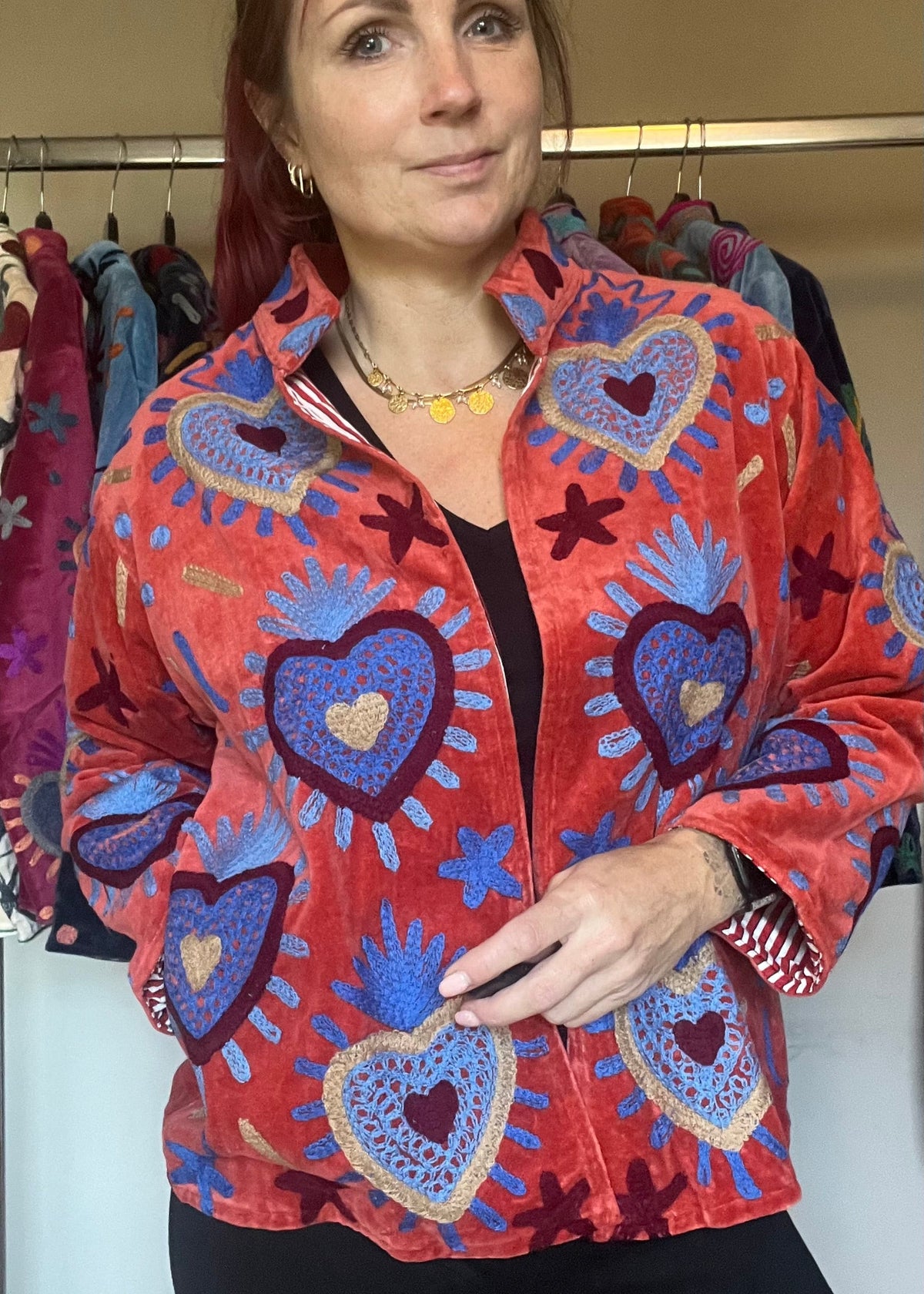 Handgemaakte velvet Suzani jacket uit India met kleurrijk borduurwerk in terracotta met blauw.