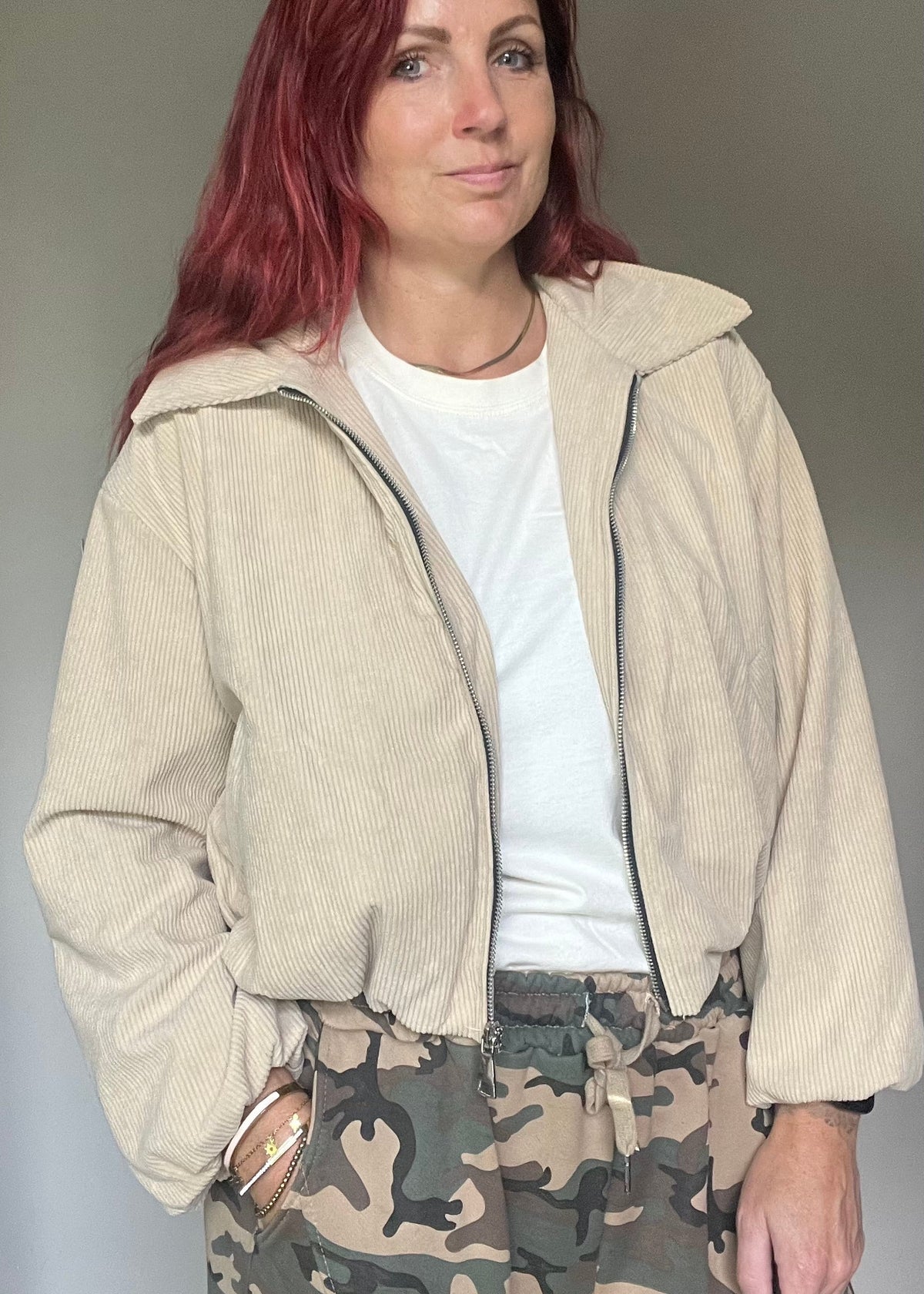 Beige trendy damesjasje van corduroy met rits en zakken