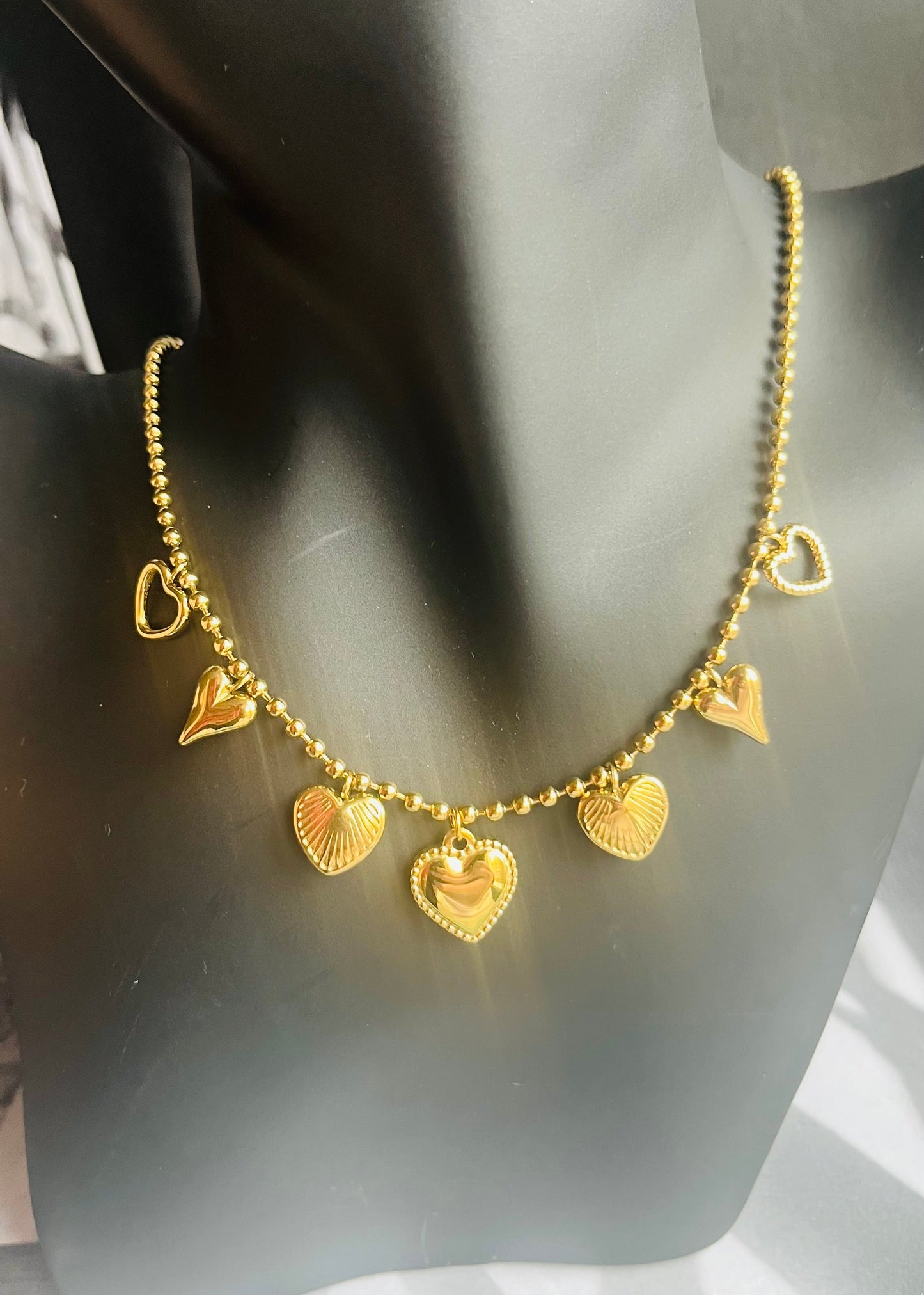 Stainless steel damesketting met hippe bedels. Verkleurt niet, waterproof en trendy voor elke outfit.