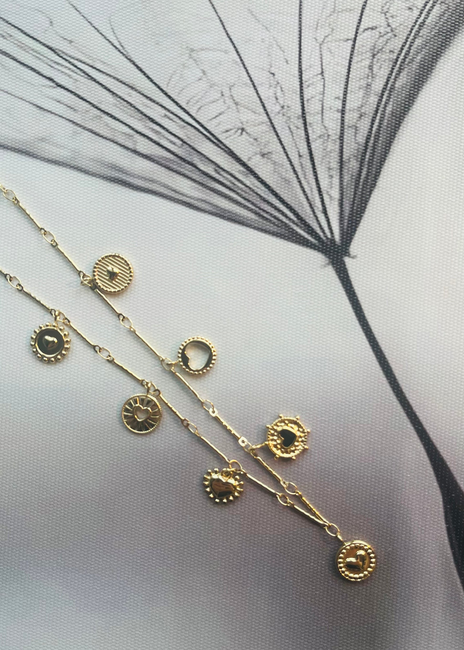 Stainless steel damesketting met hippe bedels. Verkleurt niet, waterproof en trendy voor elke outfit.