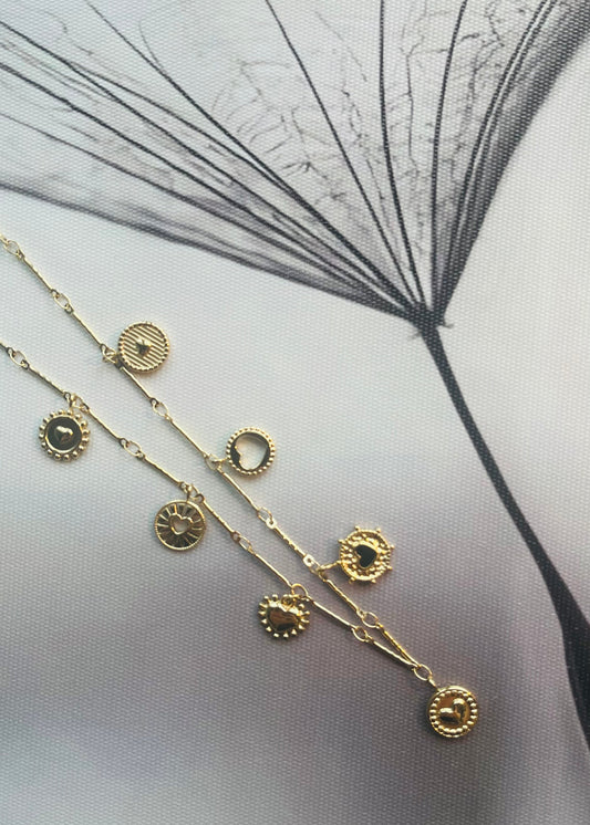 Stainless steel damesketting met hippe bedels. Verkleurt niet, waterproof en trendy voor elke outfit.