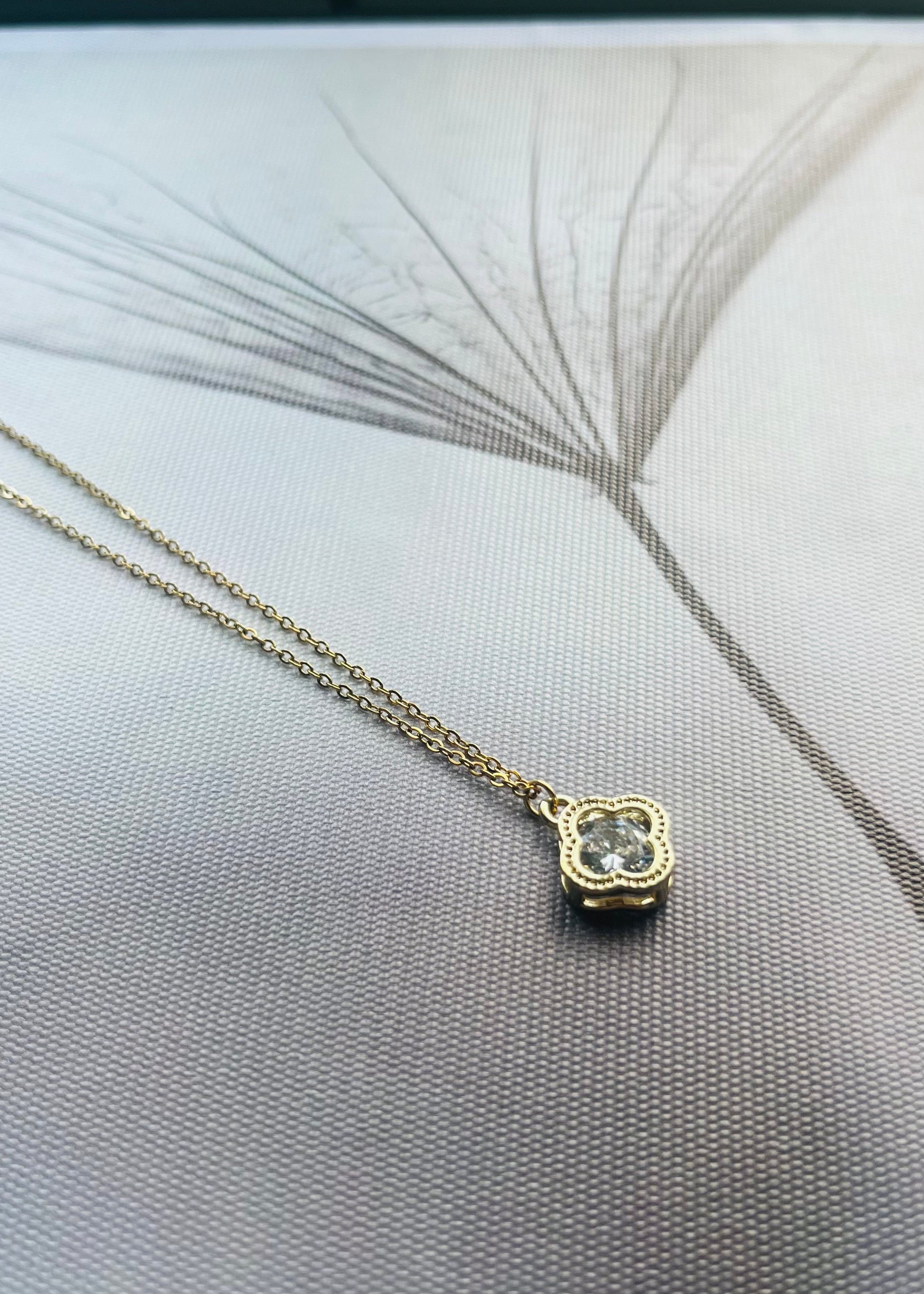 Shop stijlvolle stainless steel kettingen met hanger bij Piek Fashion. Duurzaam, verkleurt niet en perfect te combineren. Tijdloze sieraden voor elke outfit.