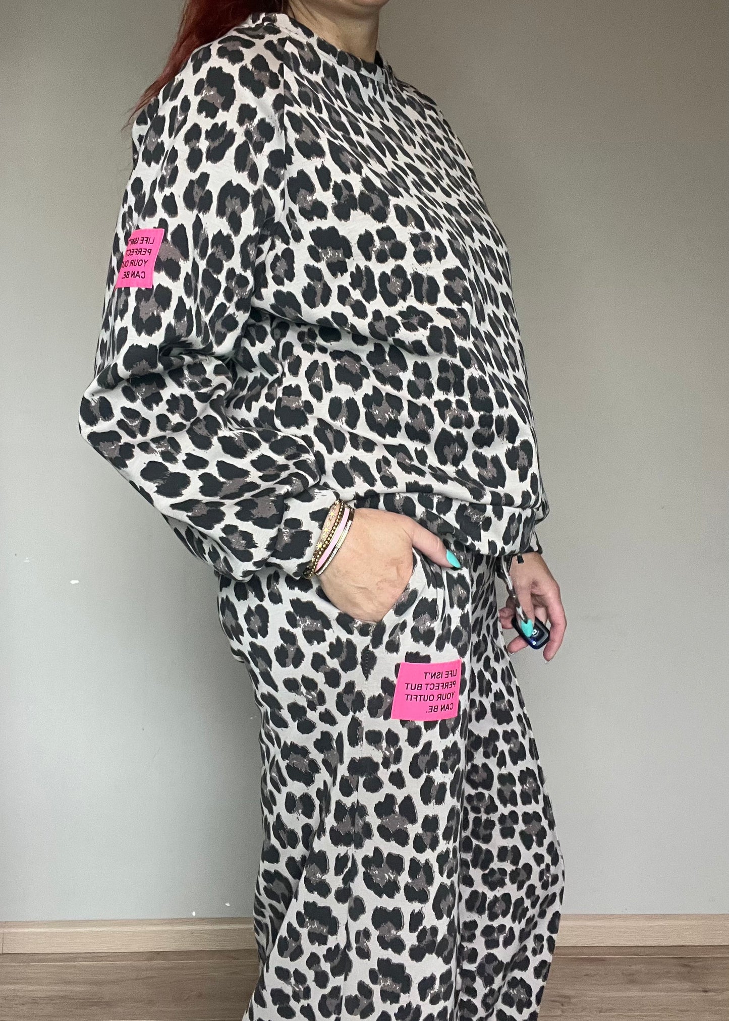 Dames panterprint comfyset met wijde broek en sweater in beige of choco van Piek Fashion