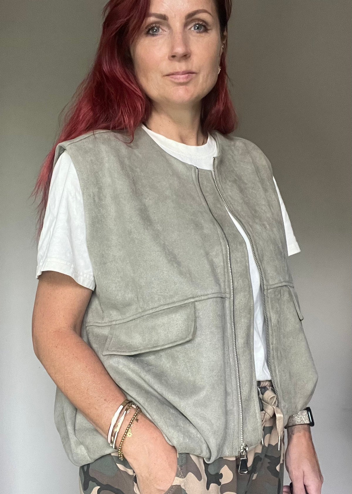 Olijfgroen dames gilet van zachte suède look stof met rits en zakken