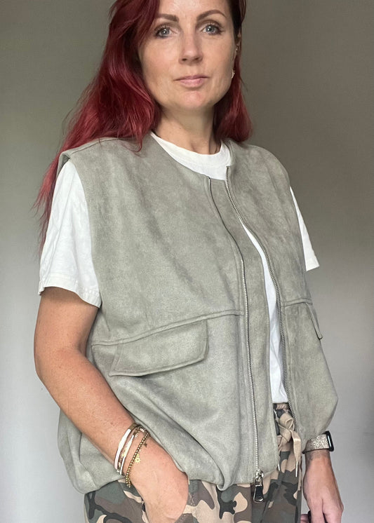 Olijfgroen dames gilet van zachte suède look stof met rits en zakken