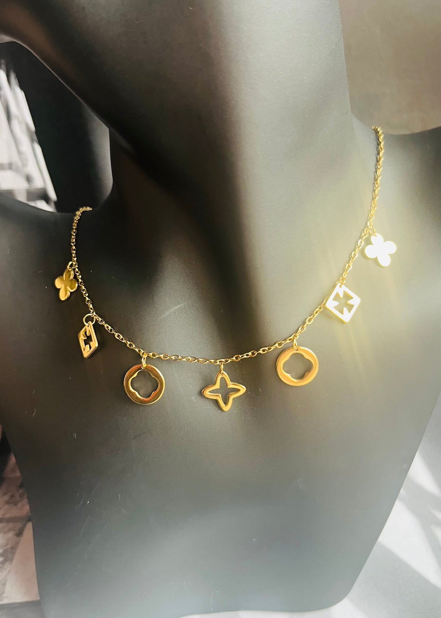 Stainless steel damesketting met hippe bedels. Verkleurt niet, waterproof en trendy voor elke outfit.